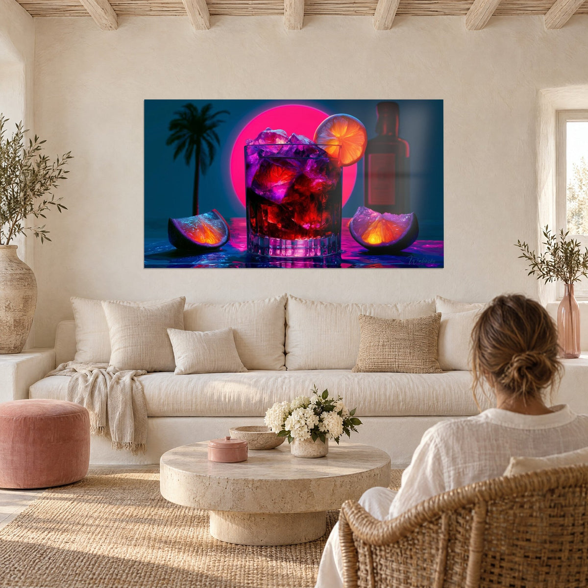 Cuadro de cóctel con cubitos de hielo morados, sol rosa neón y palmera azul noche, colgado encima de un sofá en un salón luminoso