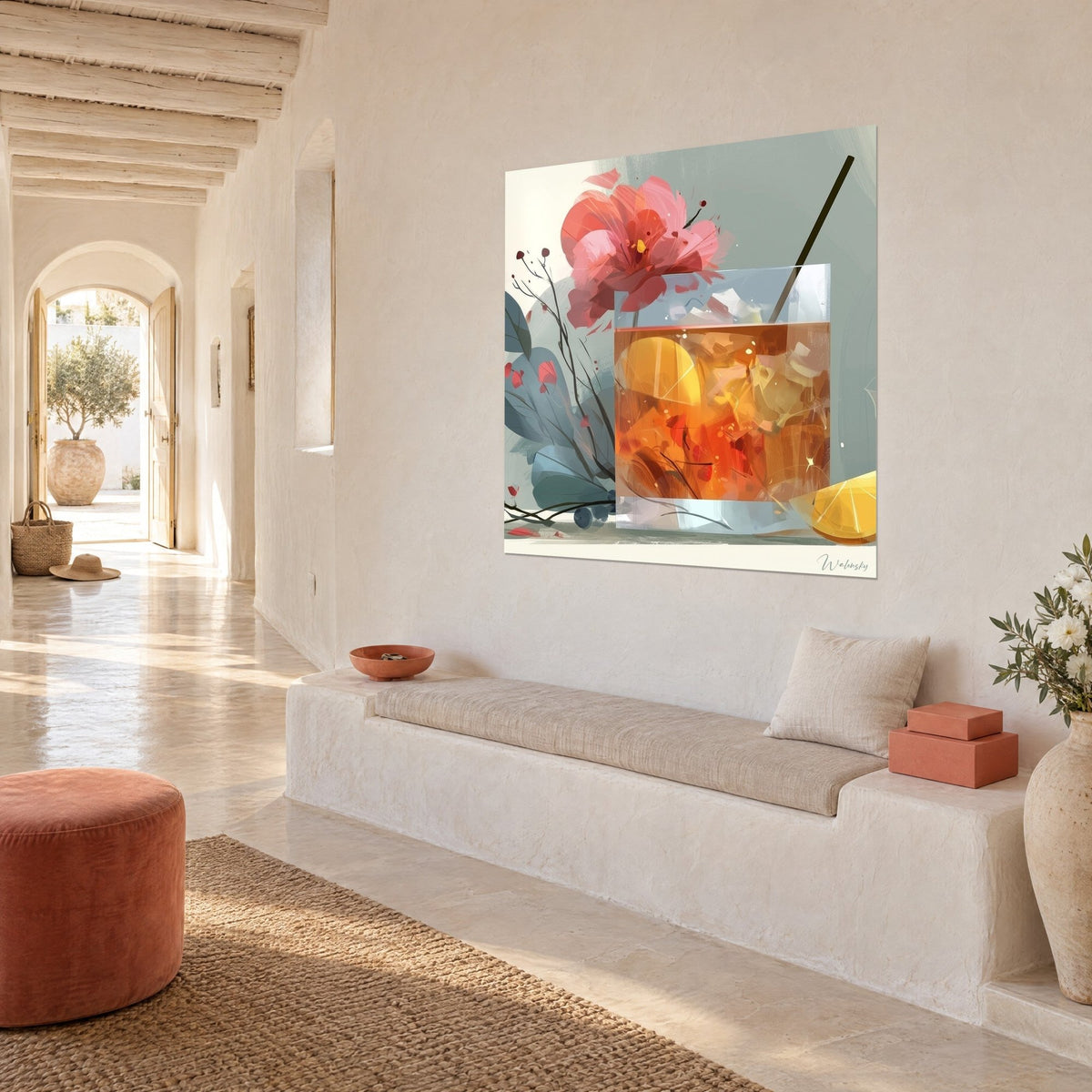 Quadro di un bicchiere di whisky con una fetta di limone giallo, fiore rosa e foglie azzurro-grigio, visto di tre quarti su una parete bianca a calce