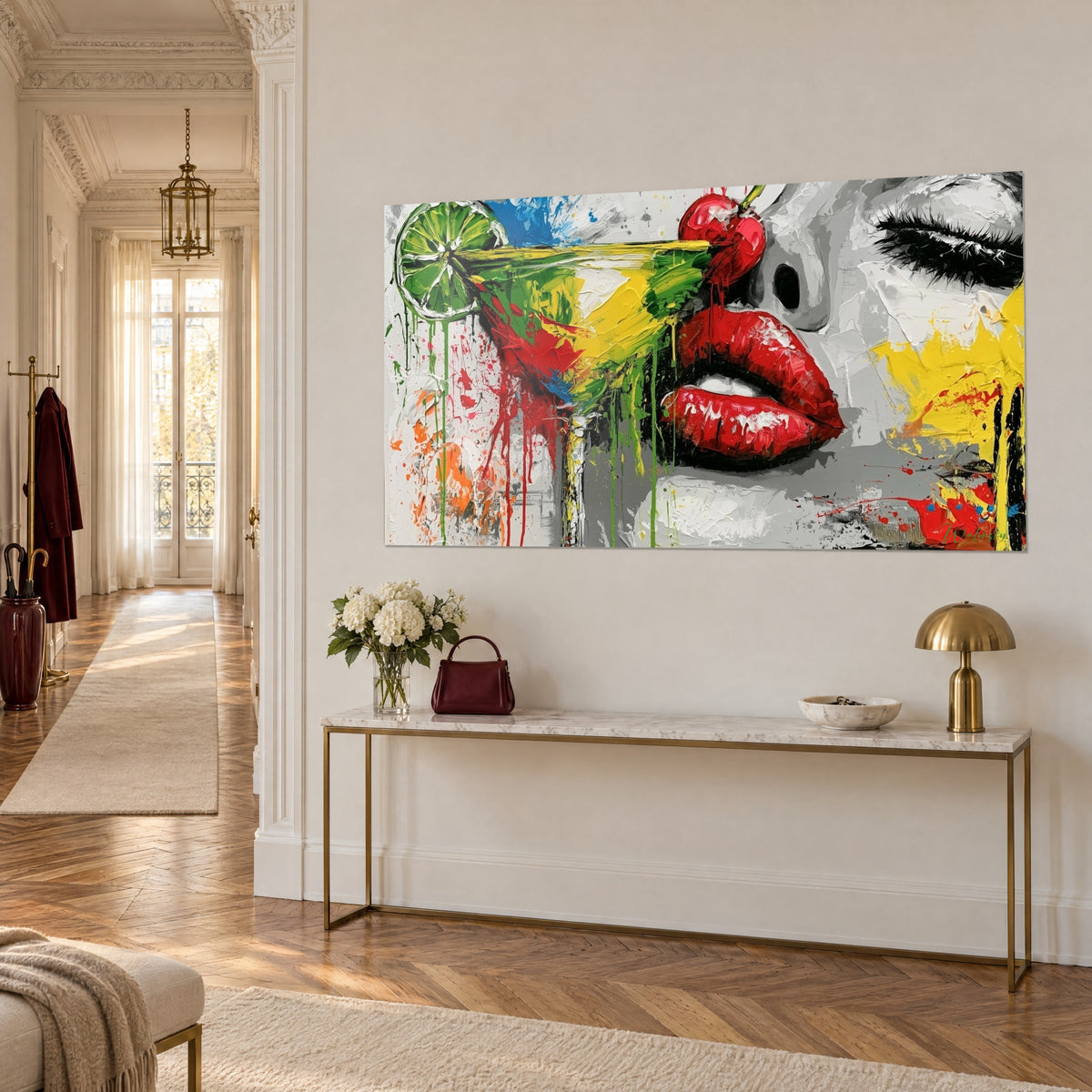 Tableau bouche écarlate et verre de cocktail en peinture à la spatule, rouge et jaune, sur un mur beige d'appartement haussmannien