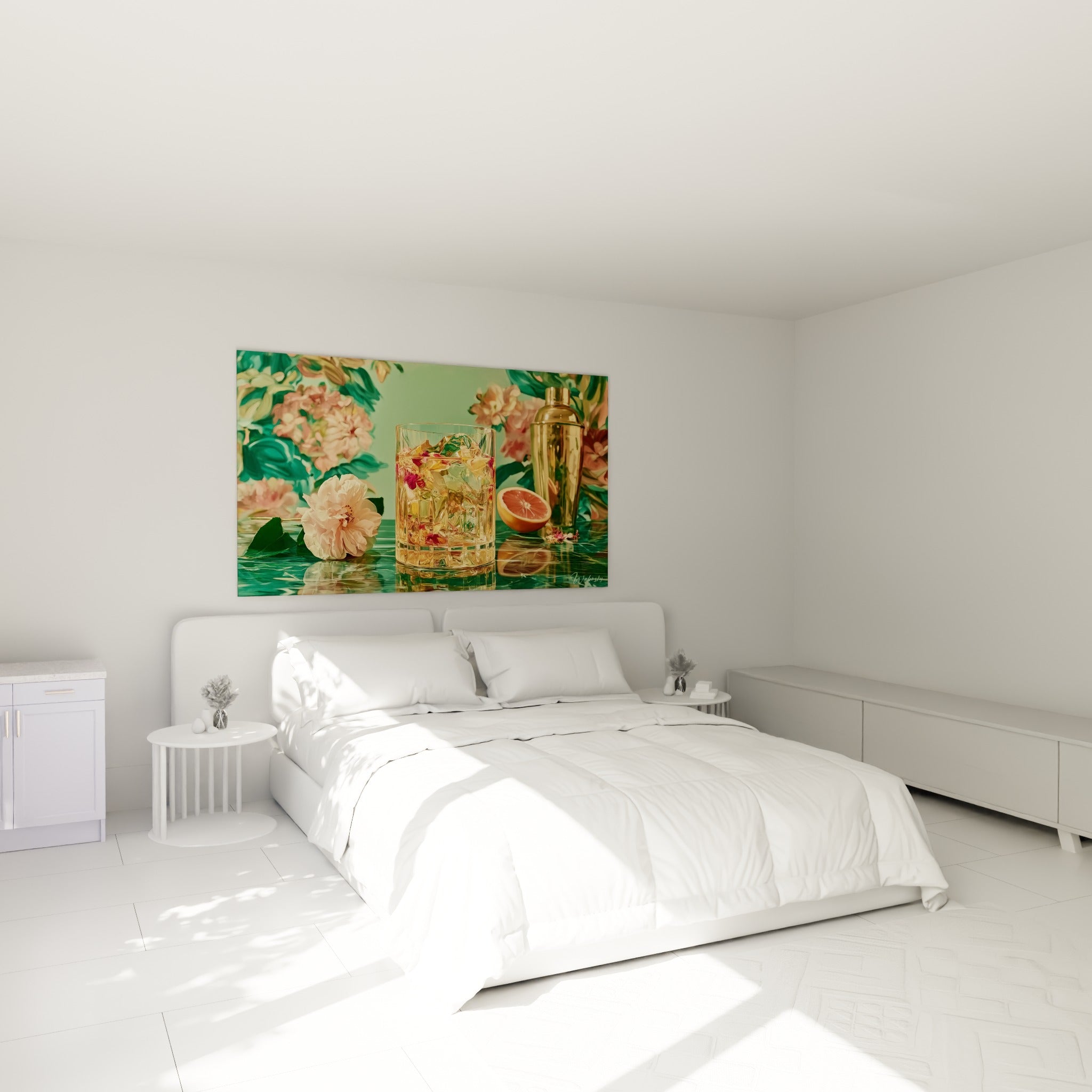 Fleurs de camélia rose pâle et shaker doré accompagnant un cocktail, au-dessus d'un lit dans une chambre claire