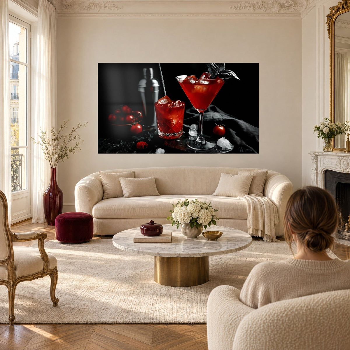 Quadro cocktail scarlatto su ghiaccio in calice da martini, shaker argentato su fondo nero, sopra un divano in un soggiorno luminoso