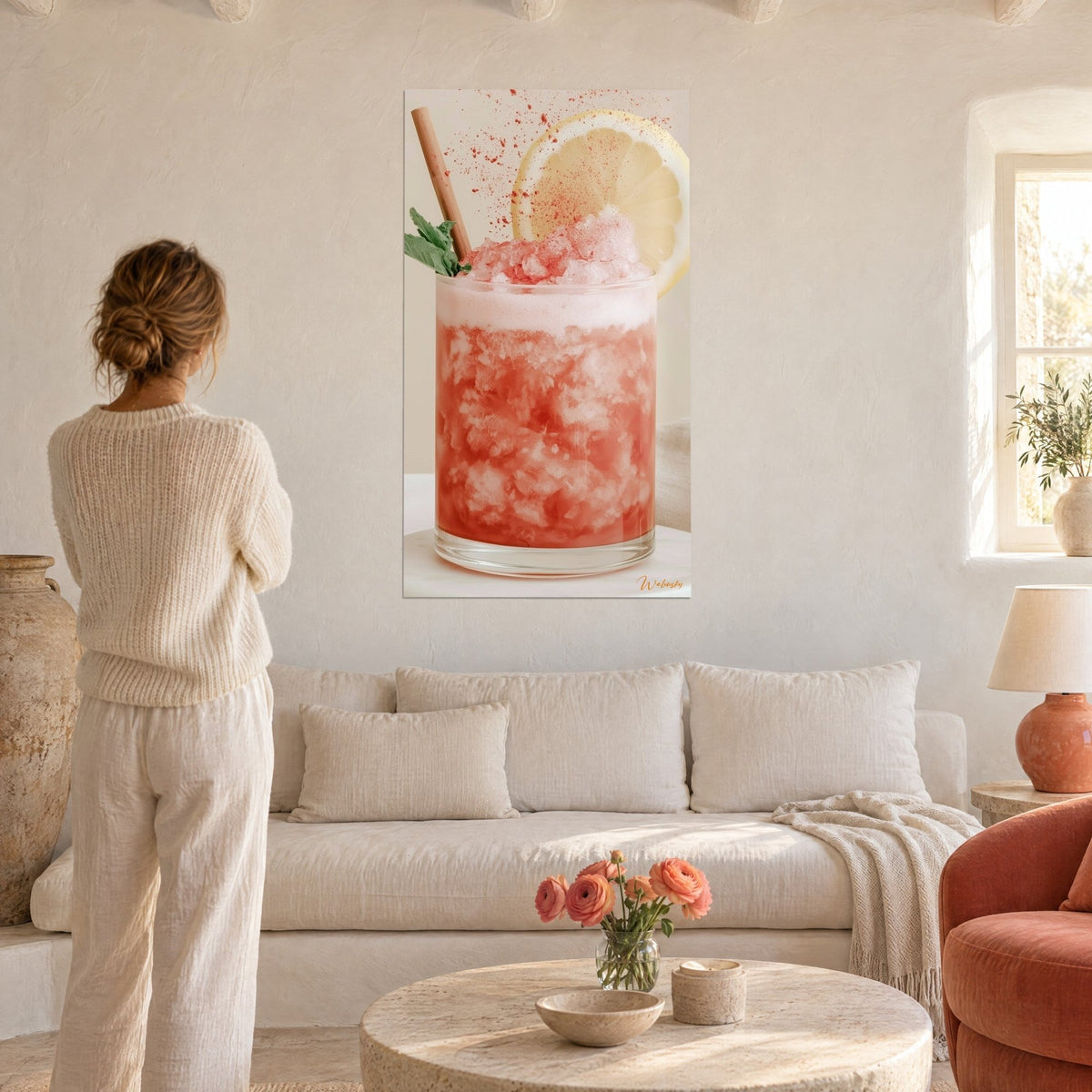 Tableau cocktail givré rouge corail et jaune citron, glace pilée et paille en bois, au-dessus d'un canapé dans un salon lumineux
