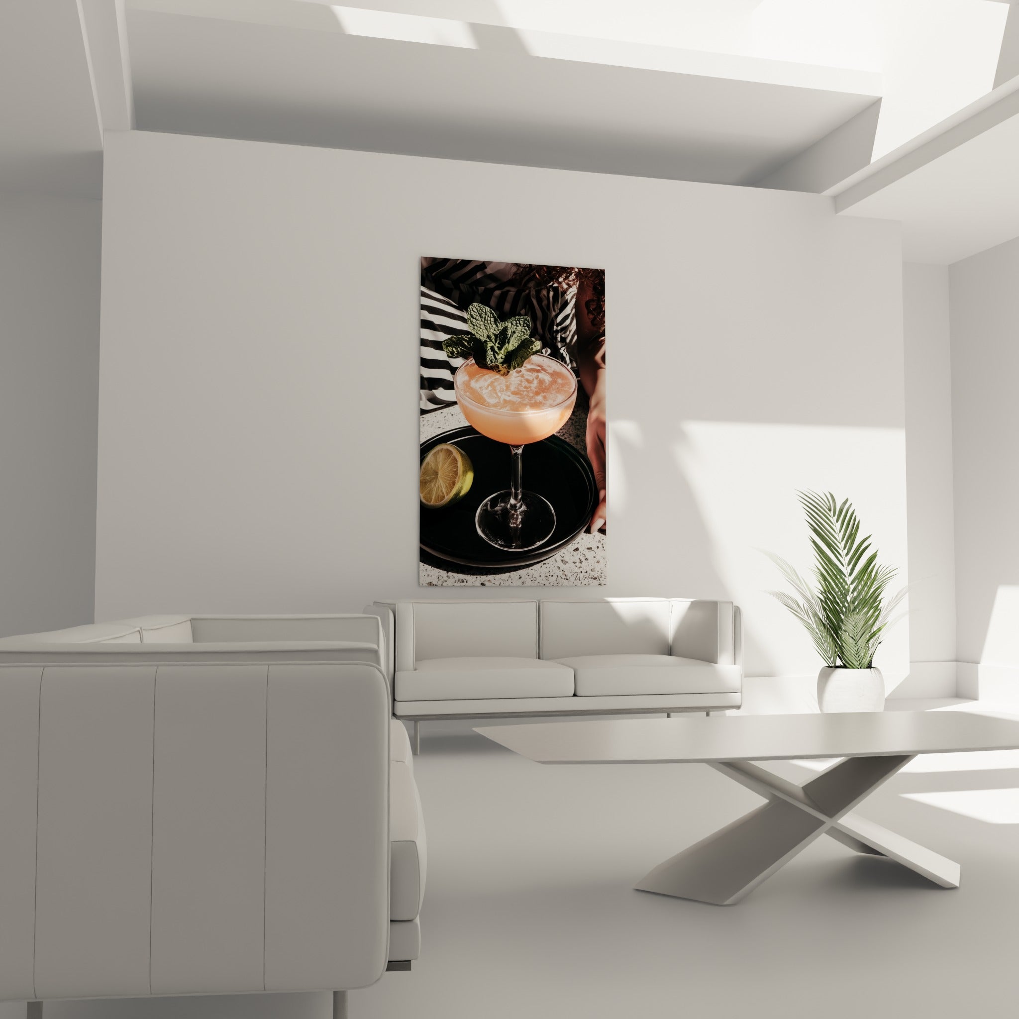 Verre à pied corail et feuilles vertes accroché au-dessus d'un canapé dans un salon lumineux