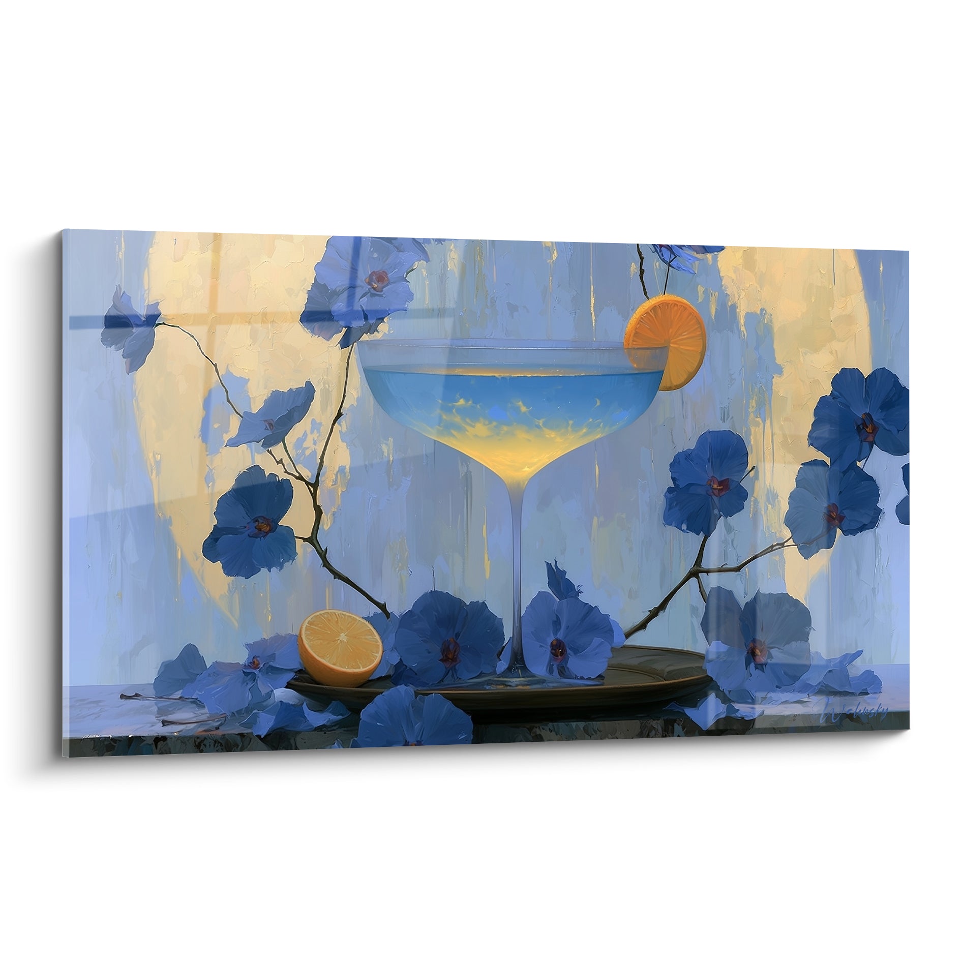 Coupe de cocktail bleue et dorée entourée de fleurs bleu marine et de rondelles d'orange