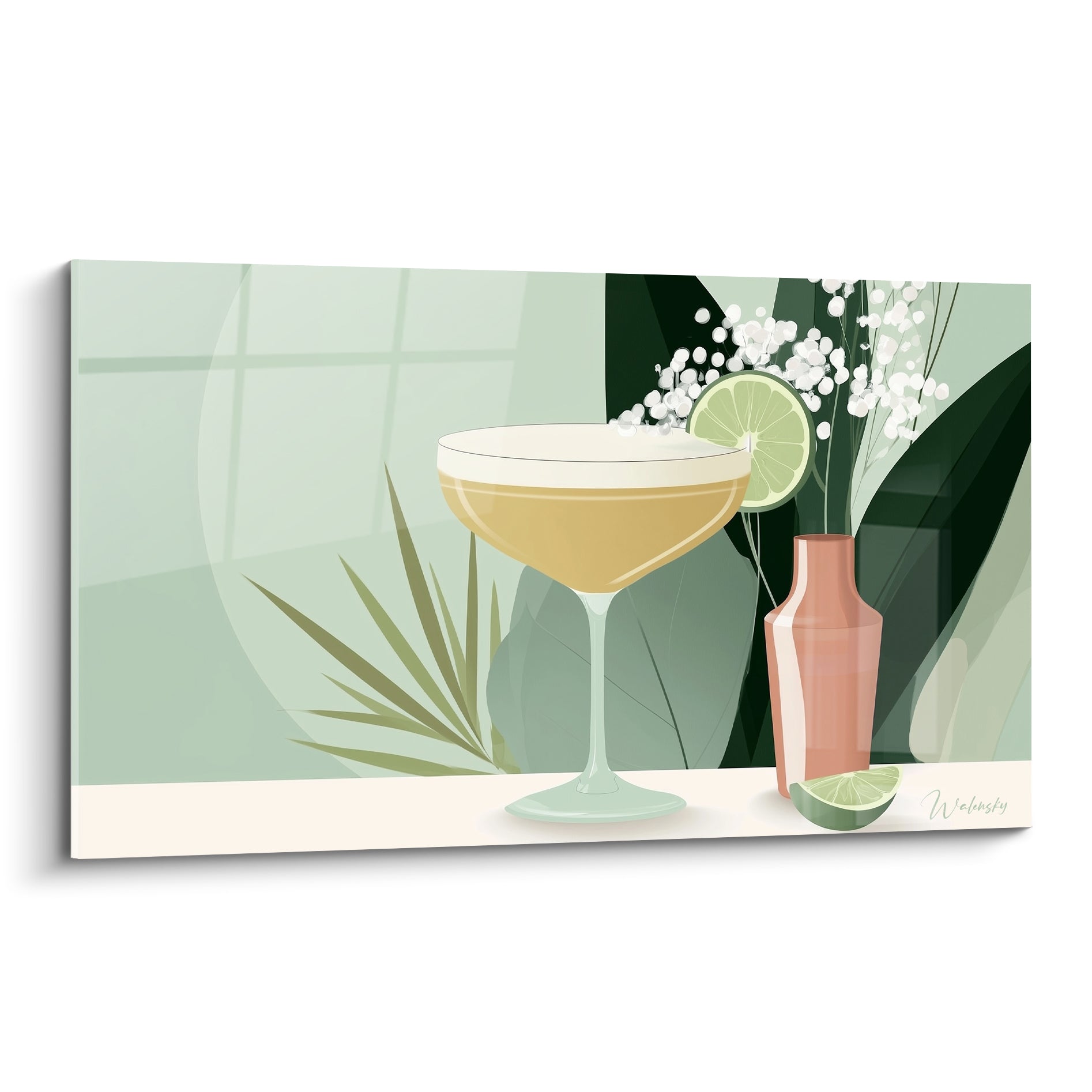 Coupe de cocktail doré et mousseux avec citron vert, feuilles vert foncé et shaker terracotta