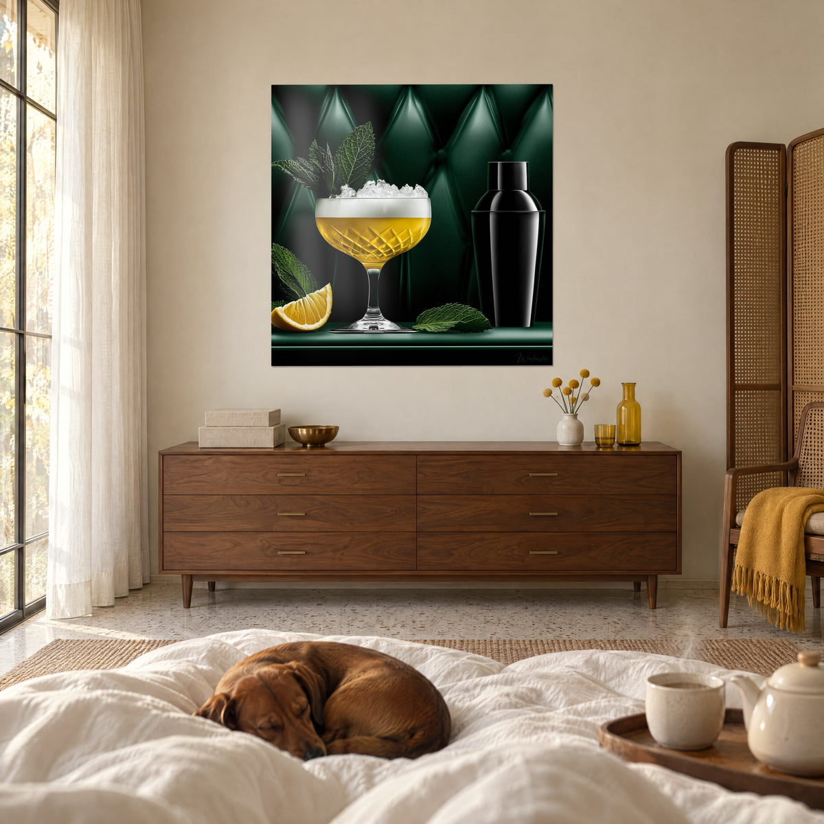 Schilderij van een gouden drankje met witte schuim, muntblaadjes en zwarte shaker op een dennengroene achtergrond, boven een bed in een lichte slaapkamer