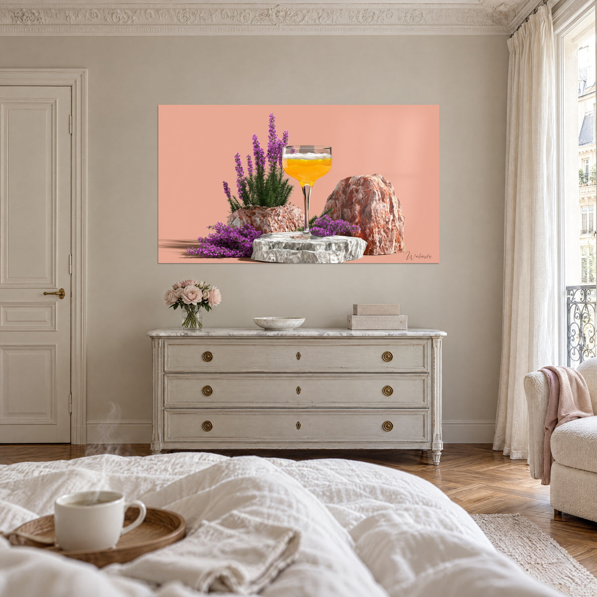 Gemälde Sektflöte in Sonnengelb mit Schaumkrone, rosafarbene Steine und lila Heidekraut auf pfirsichfarbenem Hintergrund, über einem Bett in einem hellen Schlafzimmer