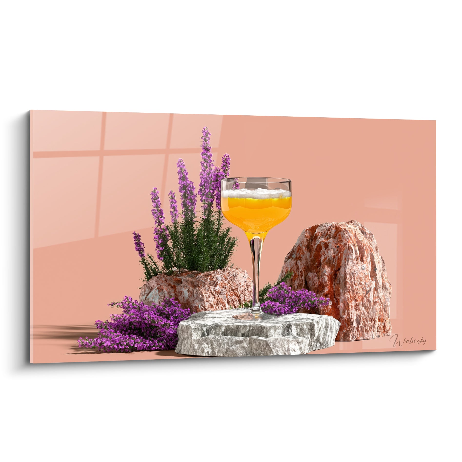 Coupe orangée moussante posée sur pierre grise, entourée de bruyère mauve et fond rose pêche