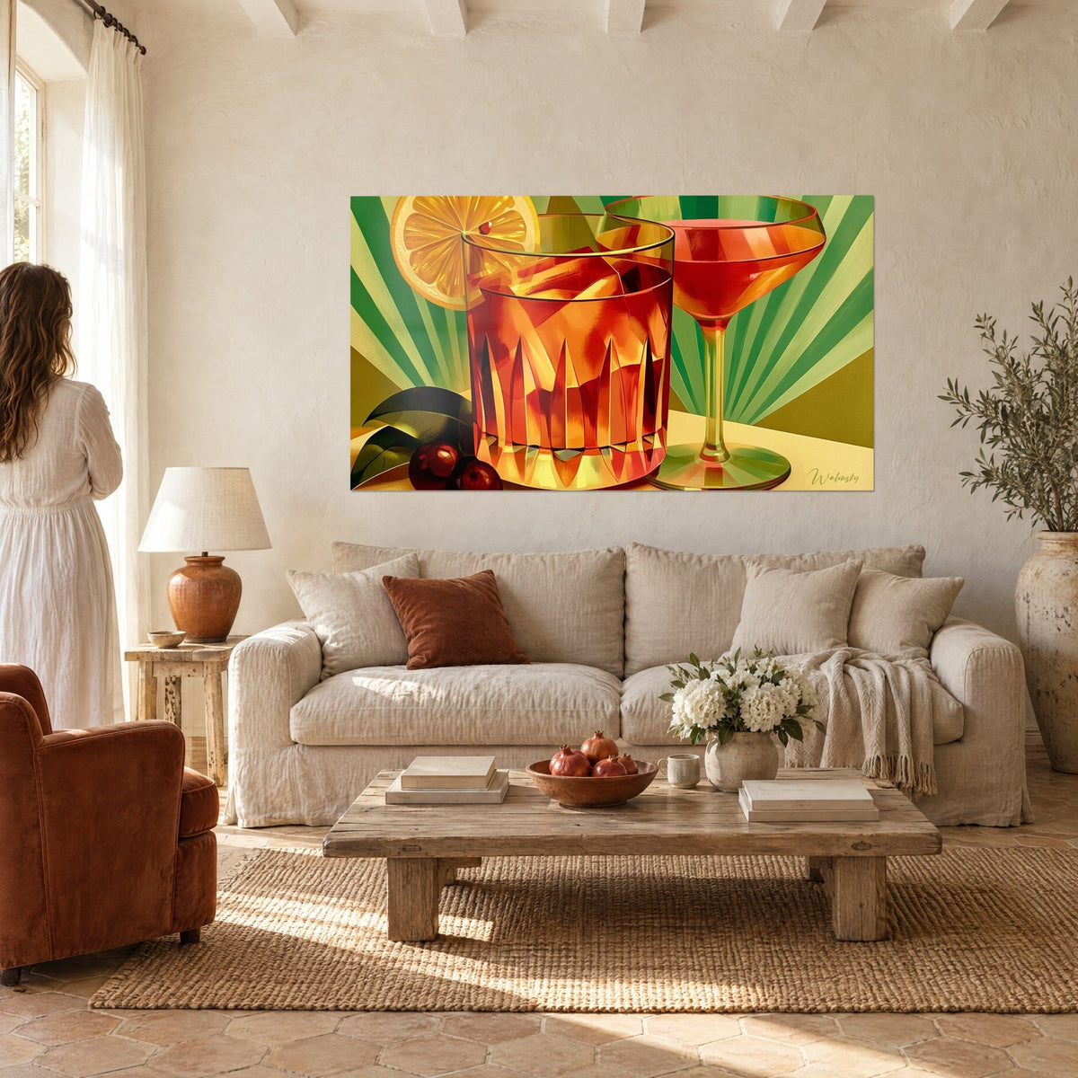 Tableau cocktail rouge corail au citron dans un verre taillé, rayons verts en éventail, au-dessus d'un canapé dans un salon lumineux