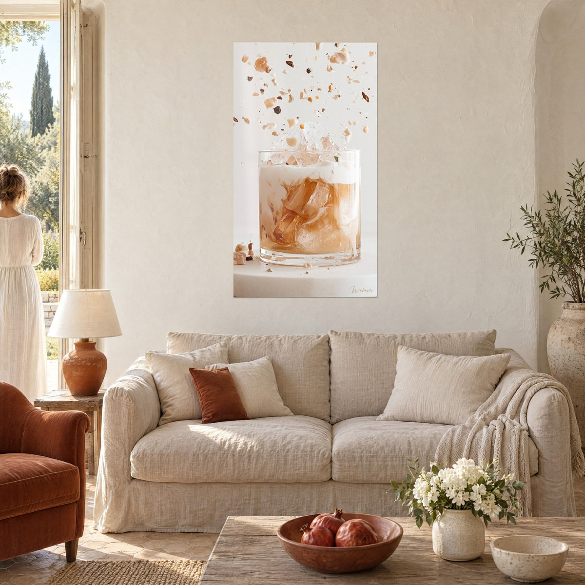 Tableau cocktail crémeux aux glaçons en suspension, beige et blanc, au-dessus d'un canapé dans un salon lumineux