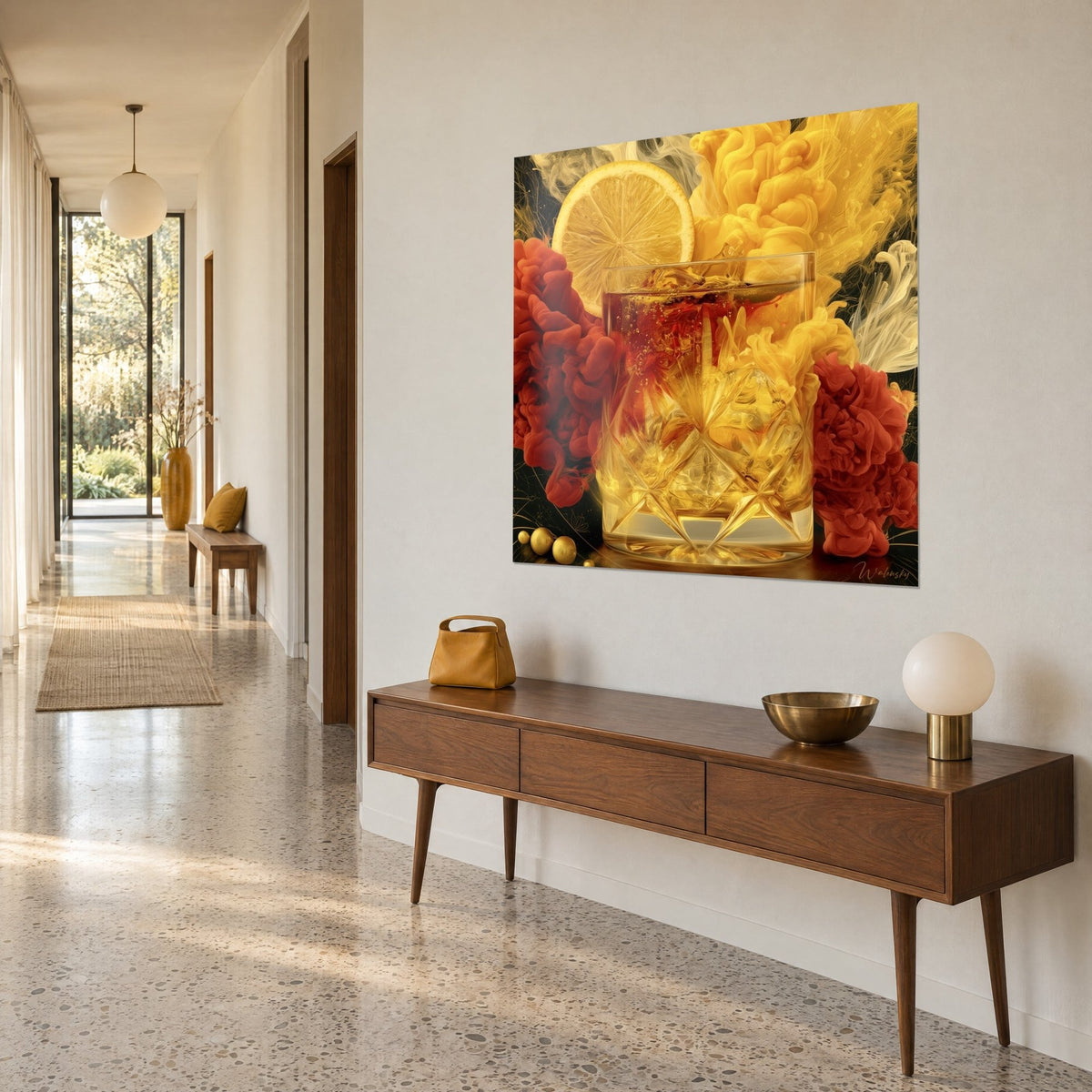 Tableau tumbler en cristal taillé et tranche de citron, fumées ambre et pourpres, mur beige d'un couloir années 50