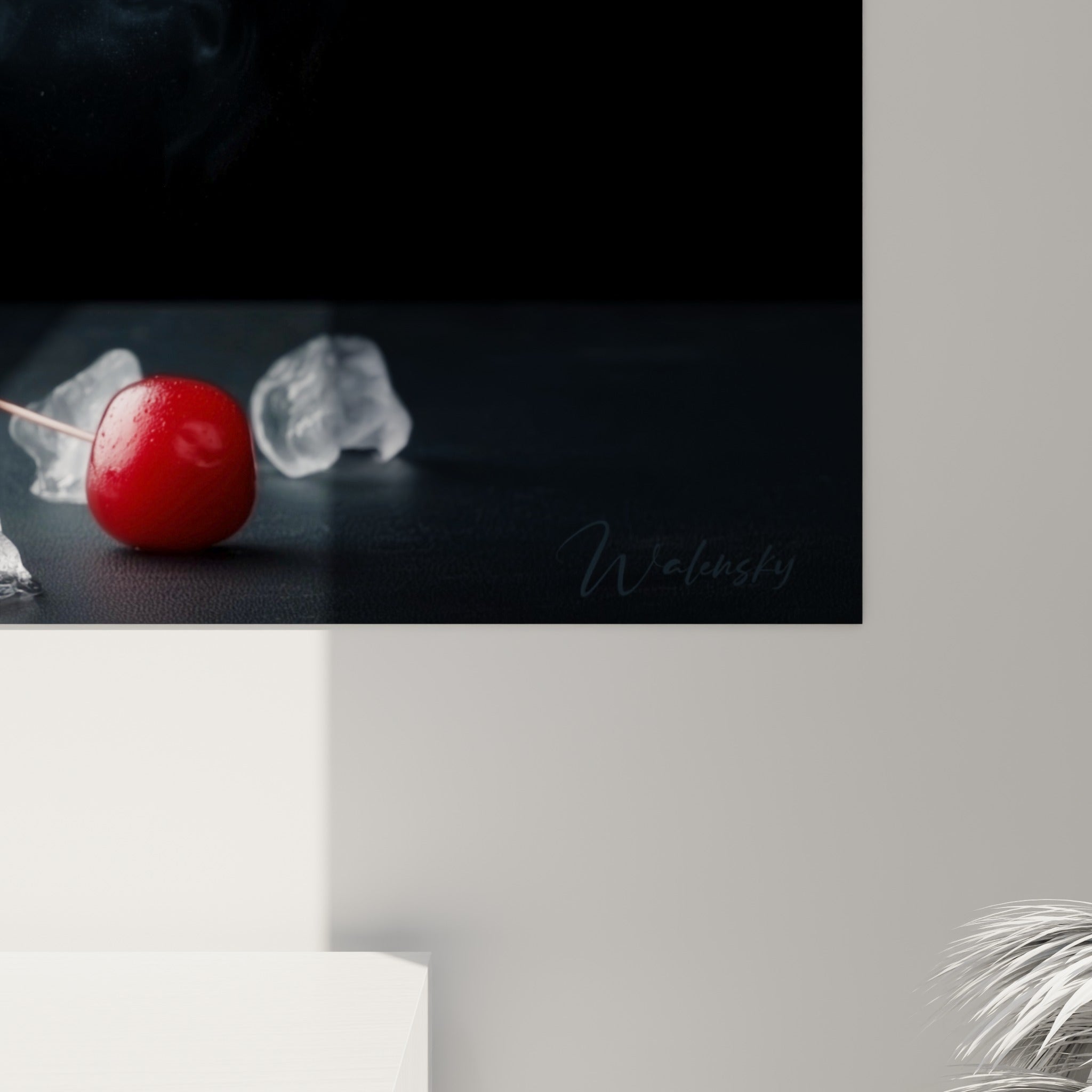 Détail des glaçons givrés et de la fumée bleutée s'échappant du liquide brun et de la cerise rouge