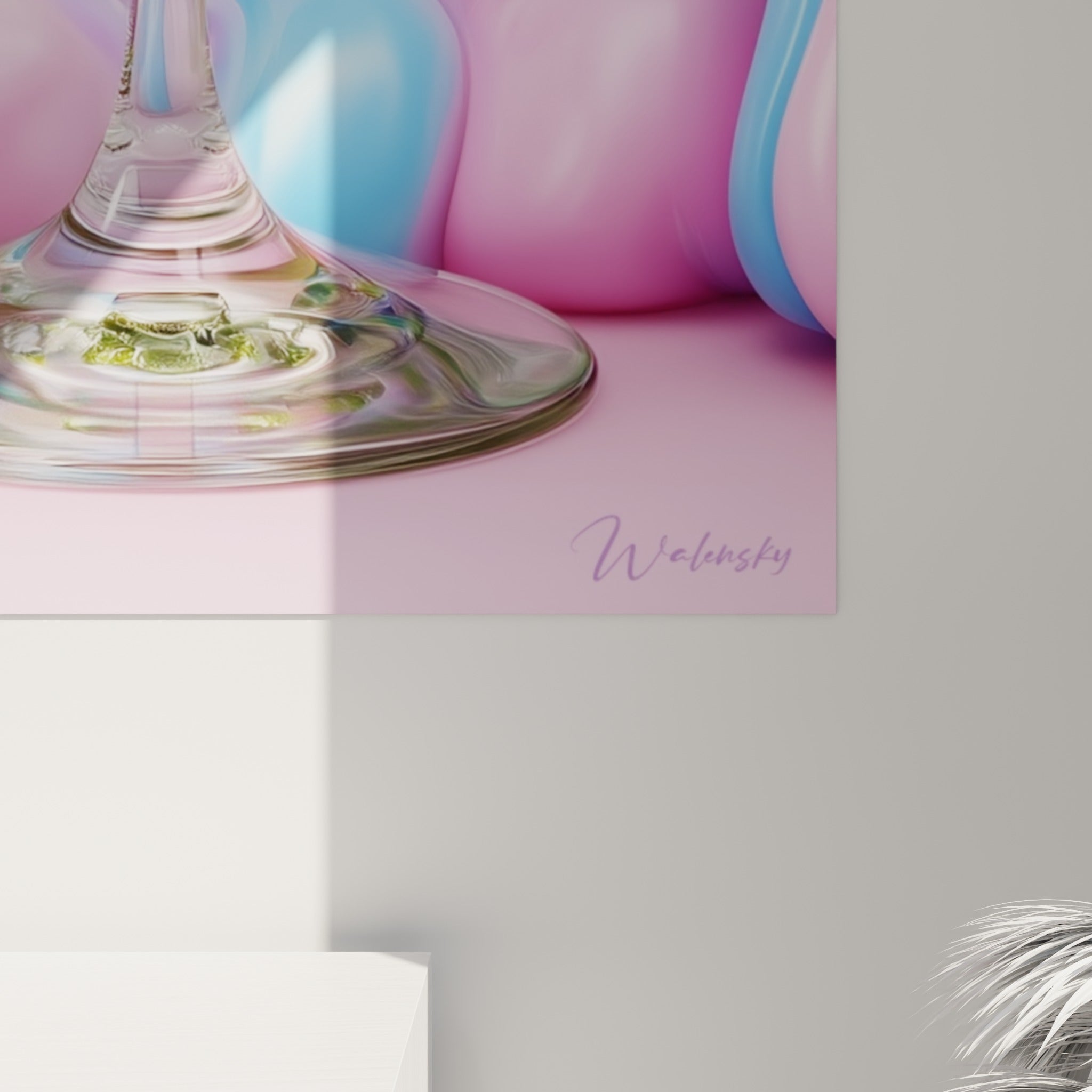 Détail du verre à cocktail montrant les coulures roses et vertes et le grain givré du rebord