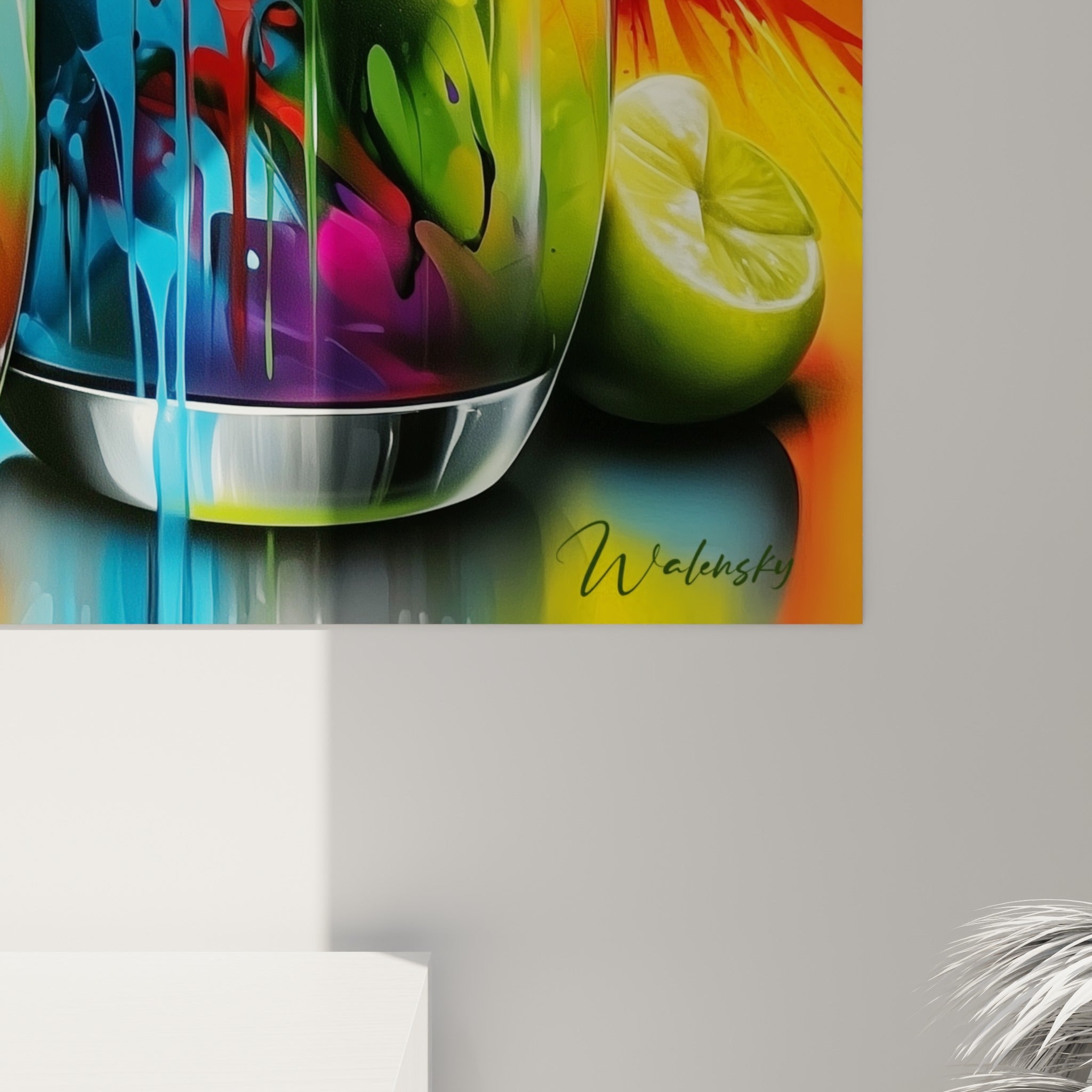 Détail des coulures épaisses violettes et jaunes glissant sur le verre à cocktail, effet aquarelle vibrant