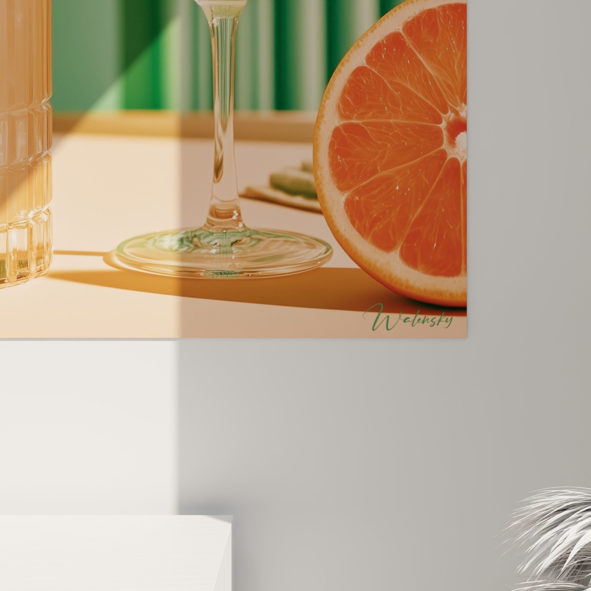 Détail des facettes du verre orangé et des reflets translucides du liquide vert citron