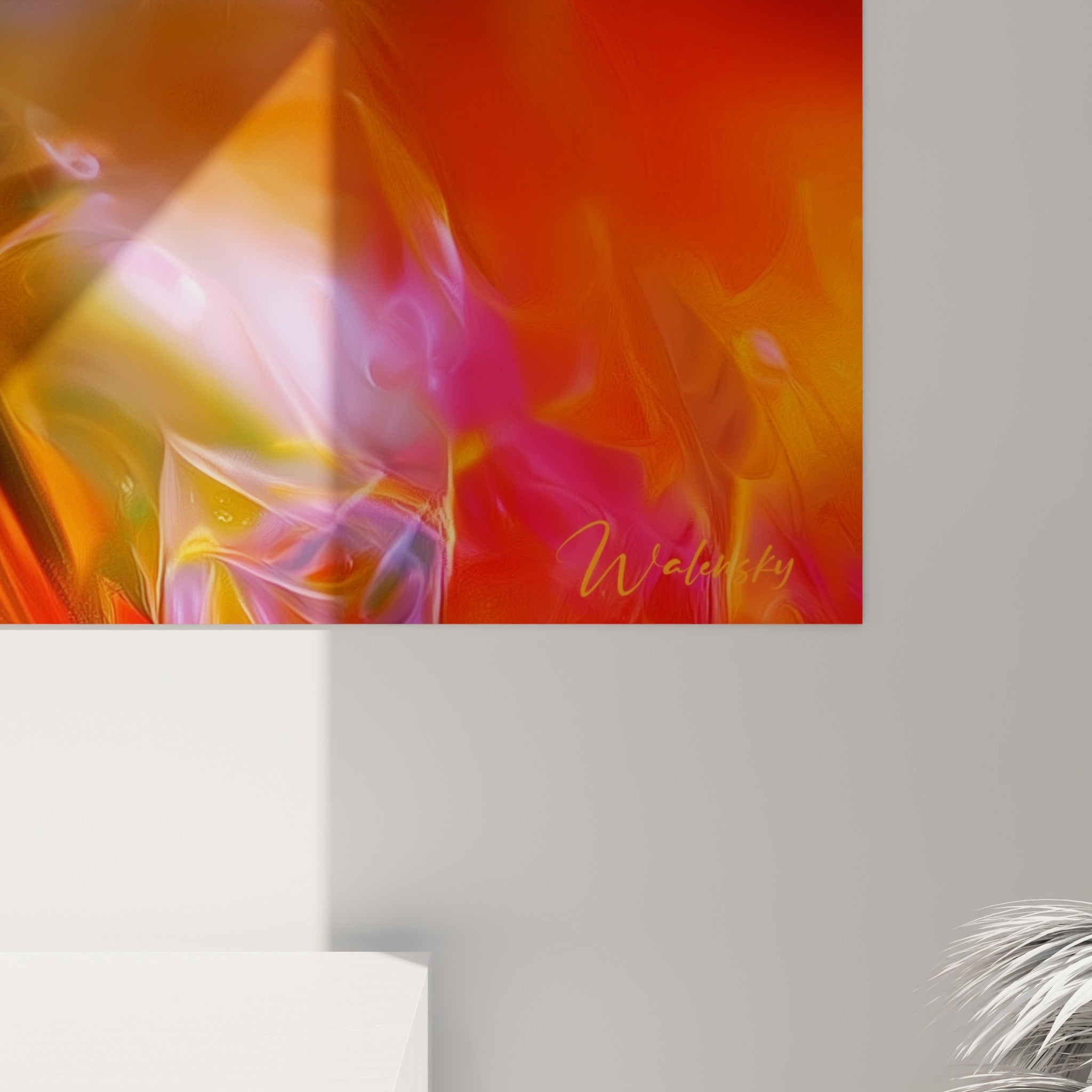 Détail du glaçon translucide turquoise et des coulures orangées sur la toile accrochée au mur