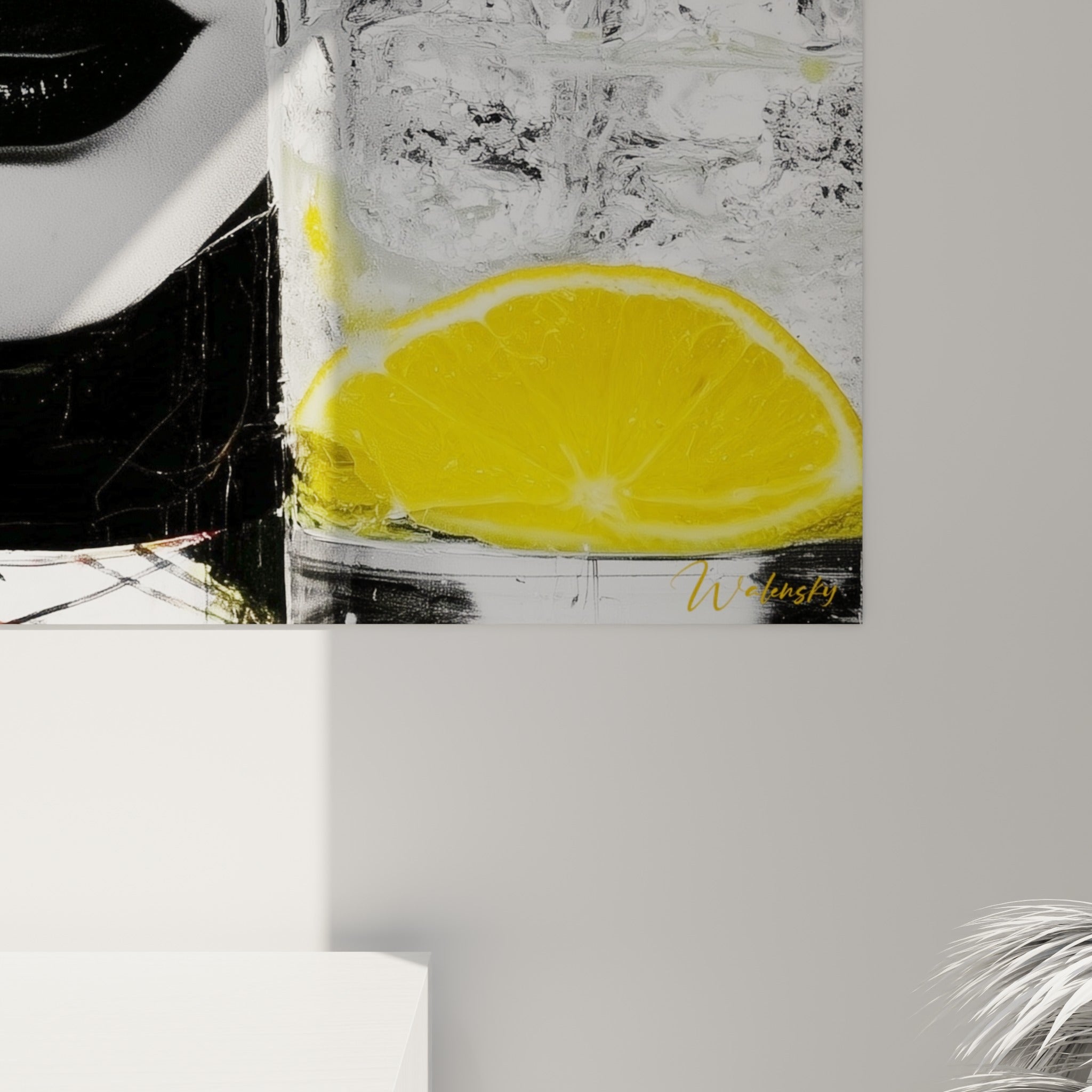 Grain de l'impression révélant les reflets du verre glacé et l'éclat jaune vif des tranches de citron