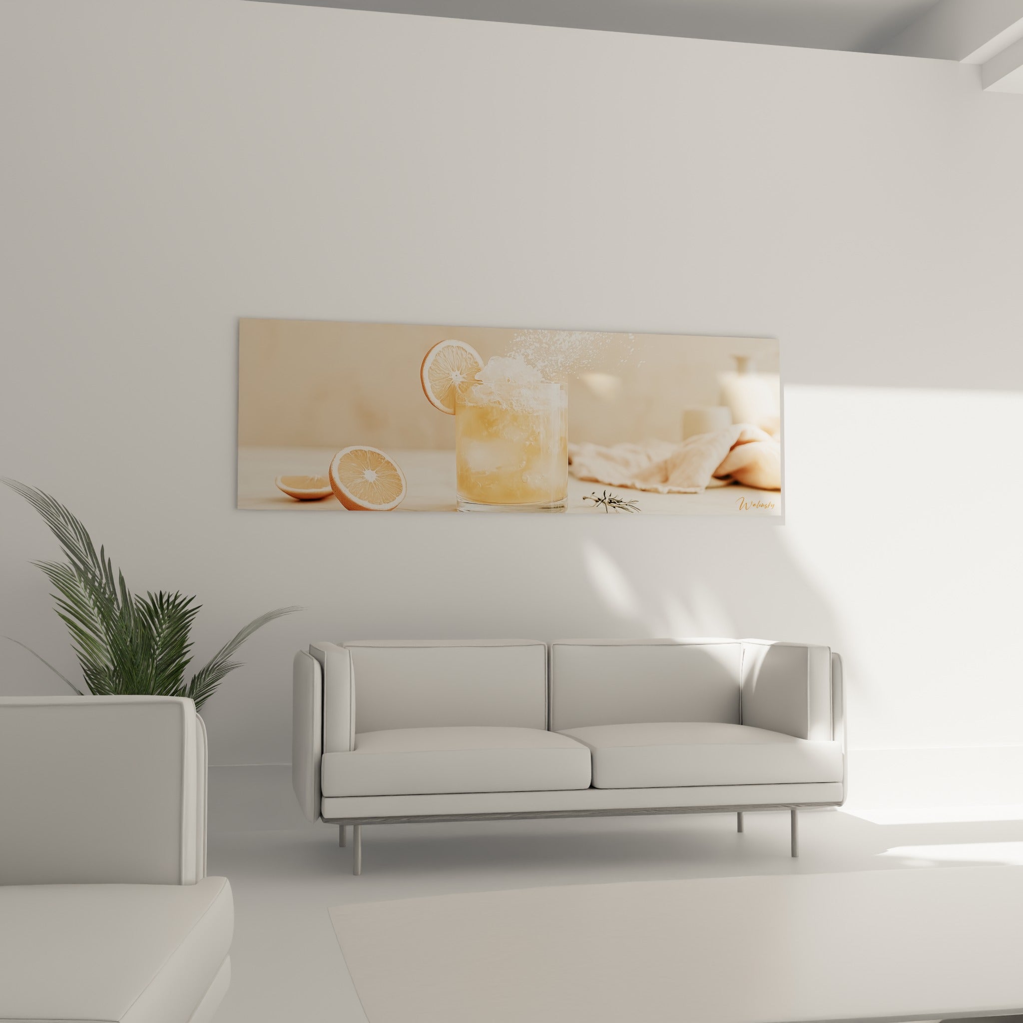Verre doré aux agrumes et glace pilée au-dessus d'un canapé dans un salon lumineux