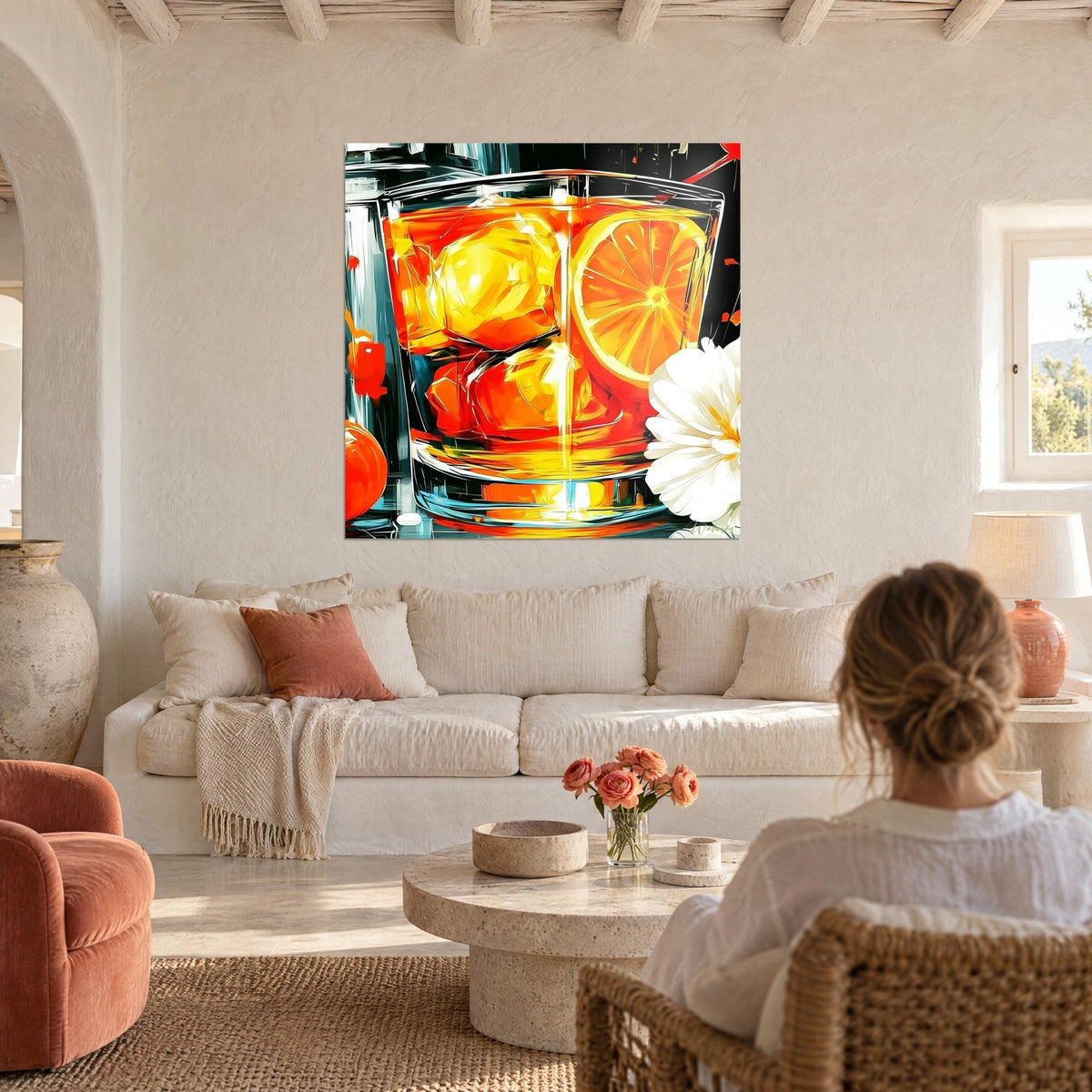 Gemälde Glas voller goldener Eiswürfel, Orangenscheibe und weiße Blüte, über einem Sofa in einem hellen Wohnzimmer aufgehängt