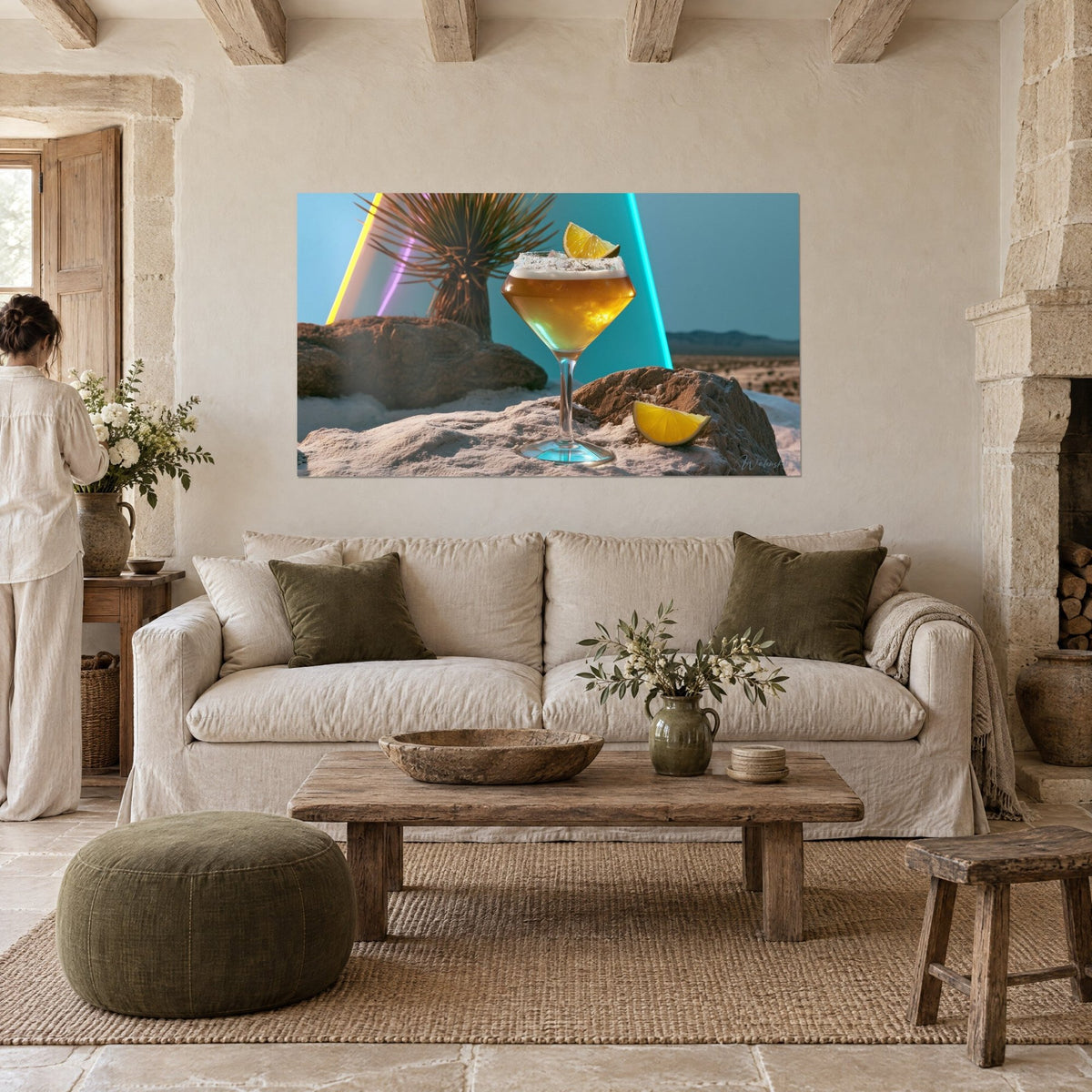 Tableau cocktail ambré dans sa coupe givrée, rubans néon jaune et turquoise, une femme de dos, au-dessus d'un canapé dans un salon lumineux