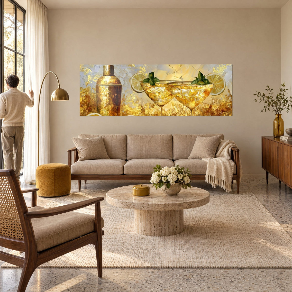 Tableau cocktail doré en deux coupes givrées et tranches de citron jaune, à la spatule, au-dessus d'un canapé dans un salon lumineux
