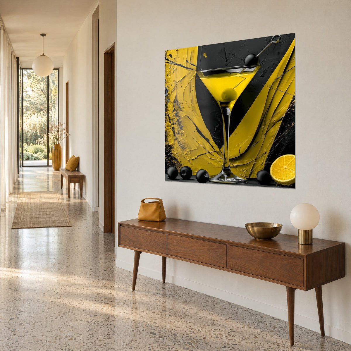 Tableau coupe conique de martini sur coups de spatule jaune moutarde et noir, vue de trois quarts, couloir et console en bois
