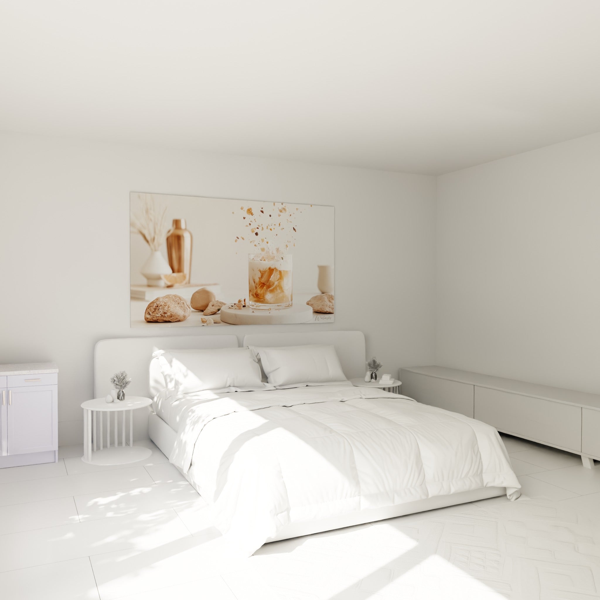 Éclaboussure ambrée et beige d'un cocktail figée au-dessus d'un lit dans une chambre claire