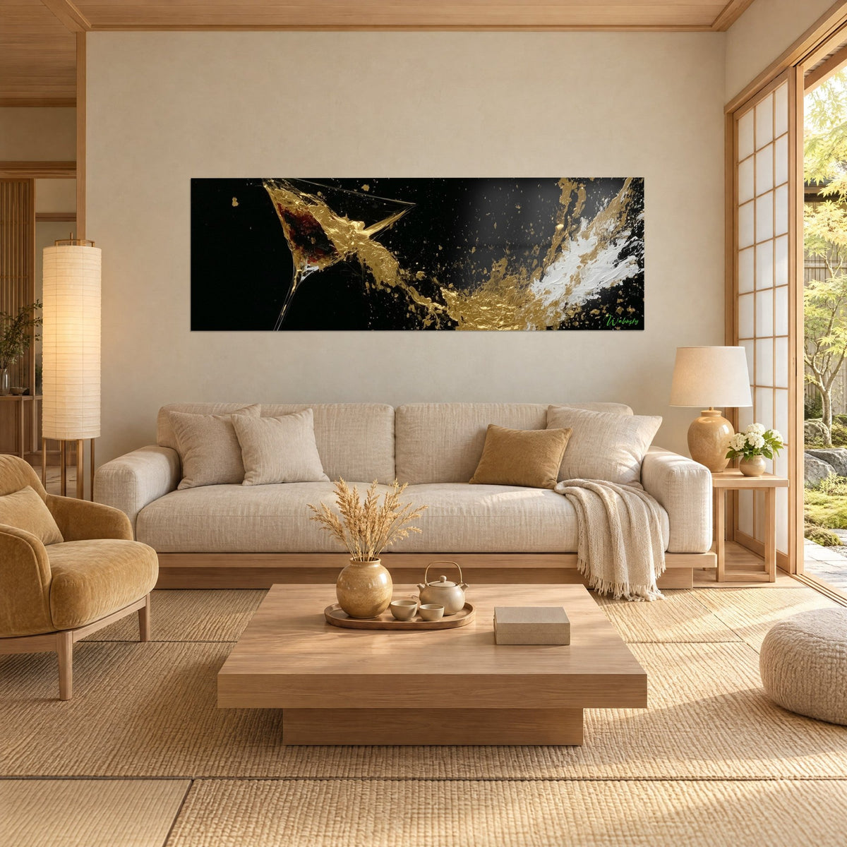 Schilderij gouden spatten martiniglas op zwarte achtergrond, ivoorkleurige accenten en een rode toets, boven een bank in een lichte woonkamer
