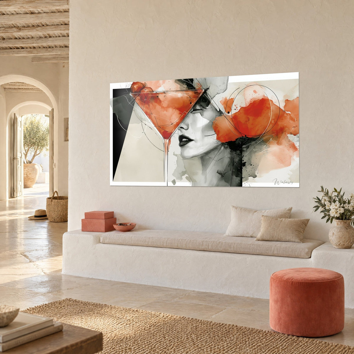 Tableau coupe de cocktail rouge corail et profil féminin lèvres noires sur fond crème, mur blanc, banquette en pierre et pouf