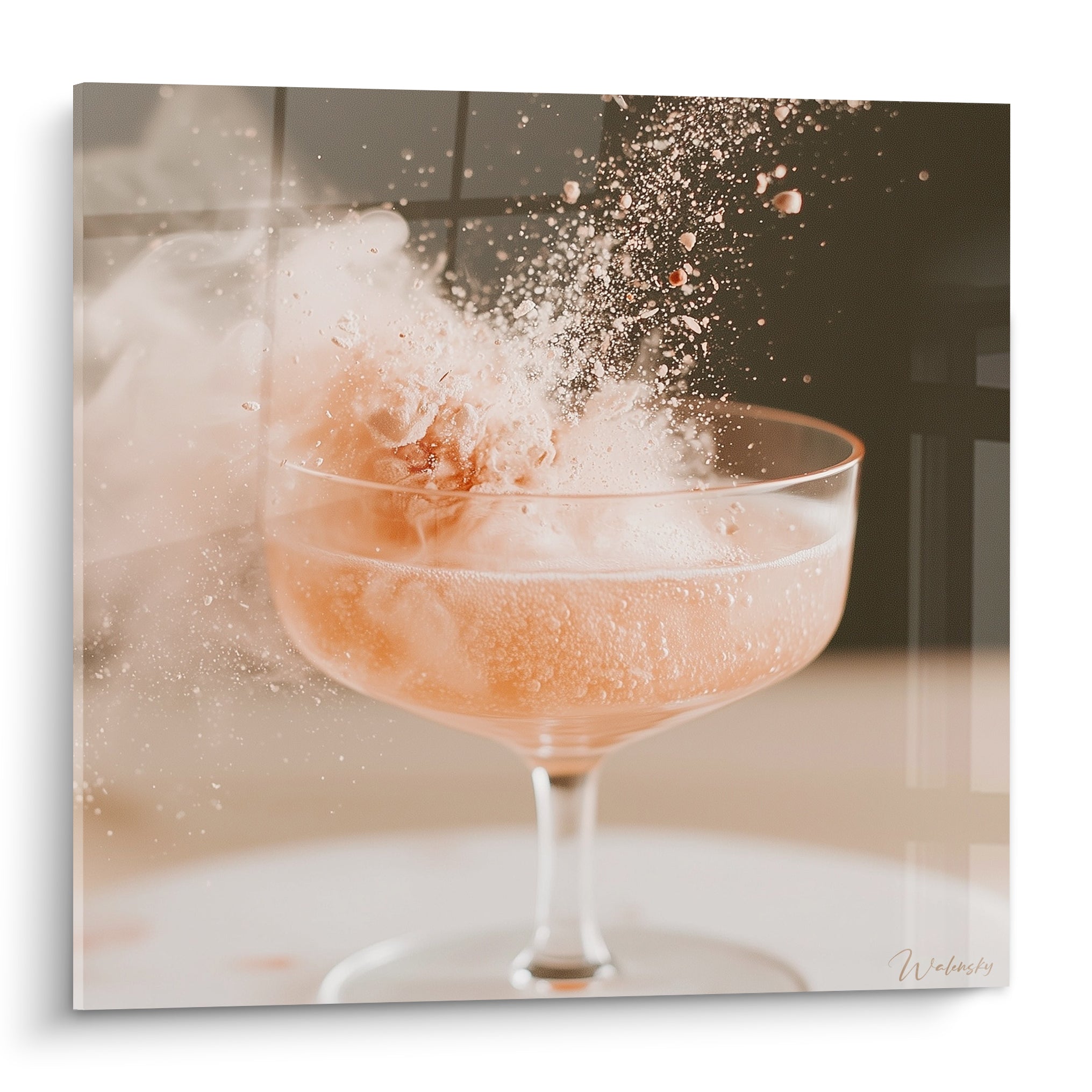 Cocktail rosé pêche dans une coupe, explosion de fumée dorée sur fond anthracite profond