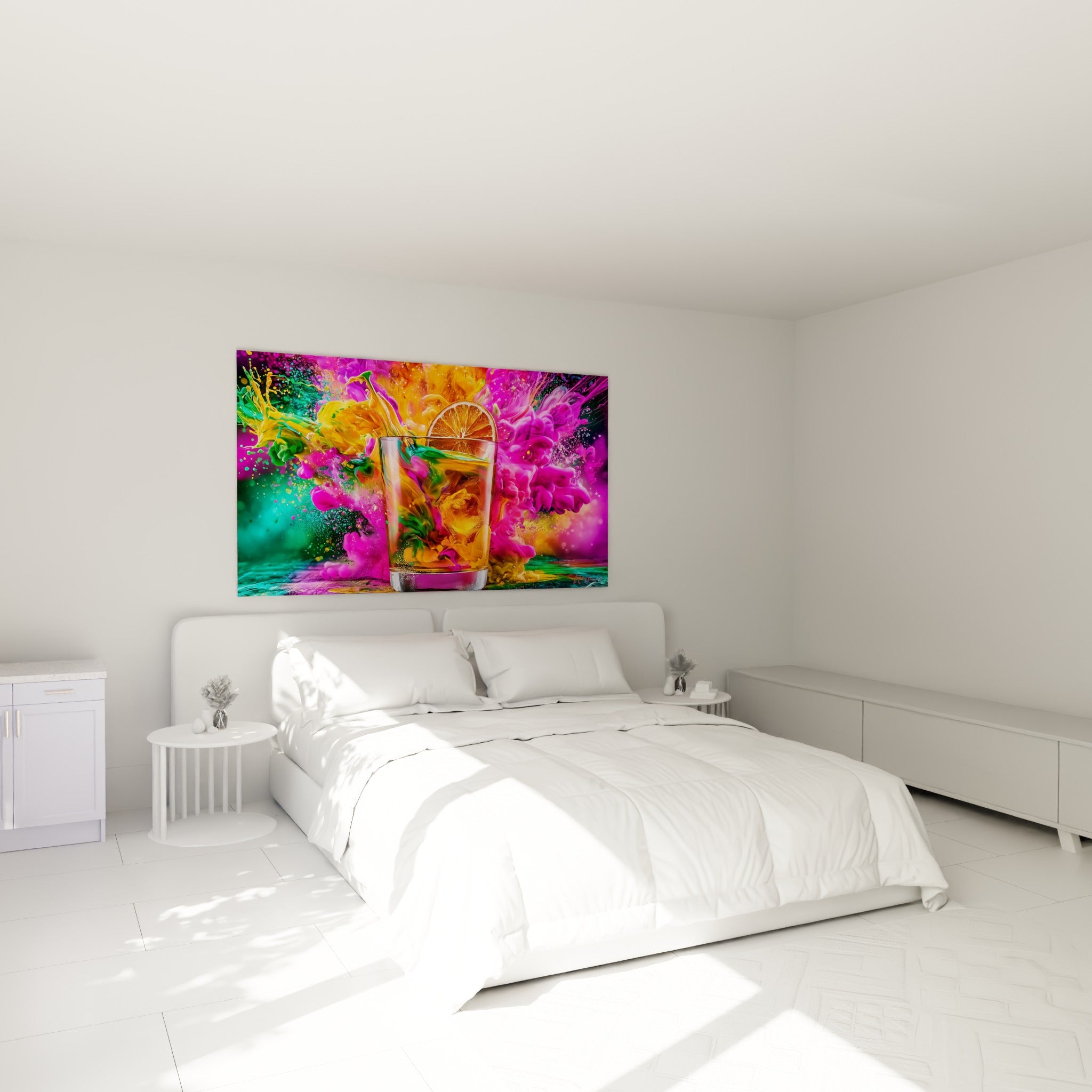 Explosion colorée turquoise et magenta autour d'un verre ambré, au-dessus d'un lit dans une chambre claire