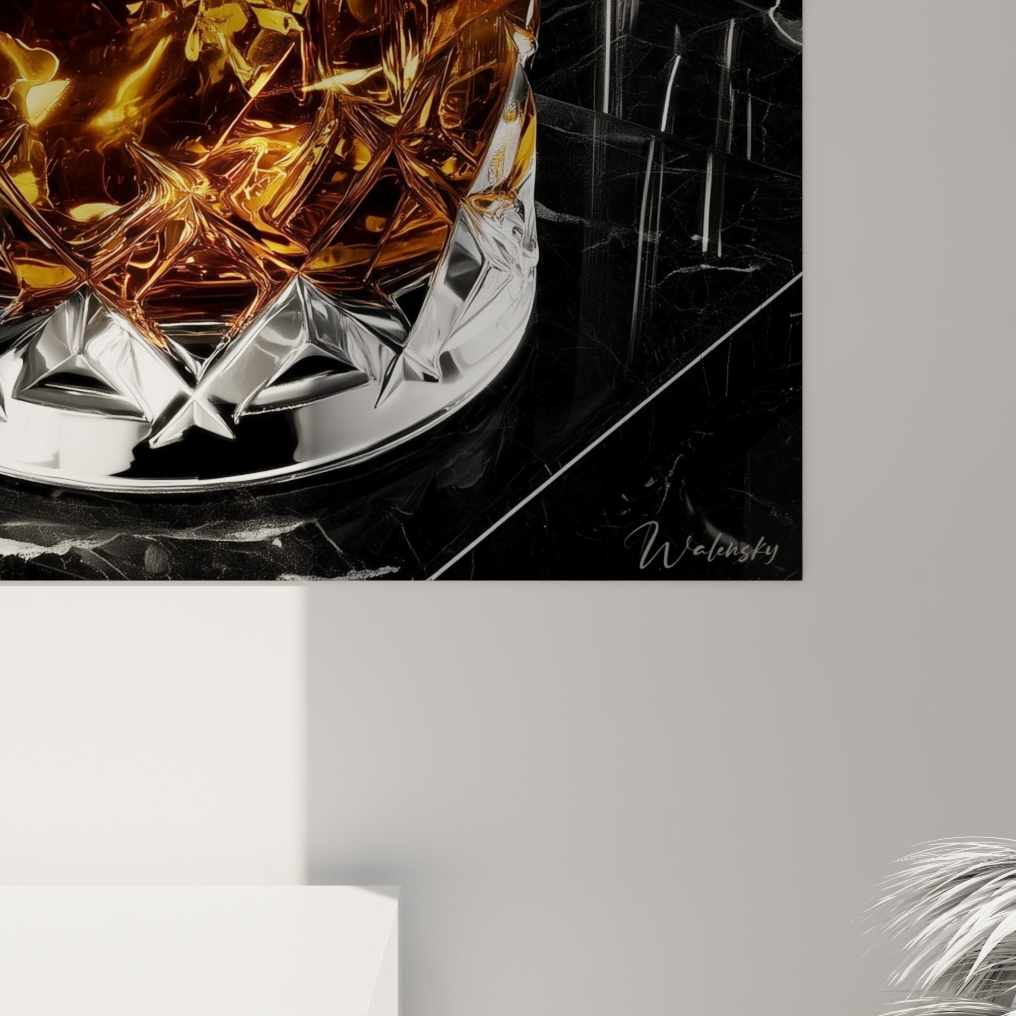 Détail des facettes cristallines et reflets dorés du verre de cocktail sur fond marbré noir