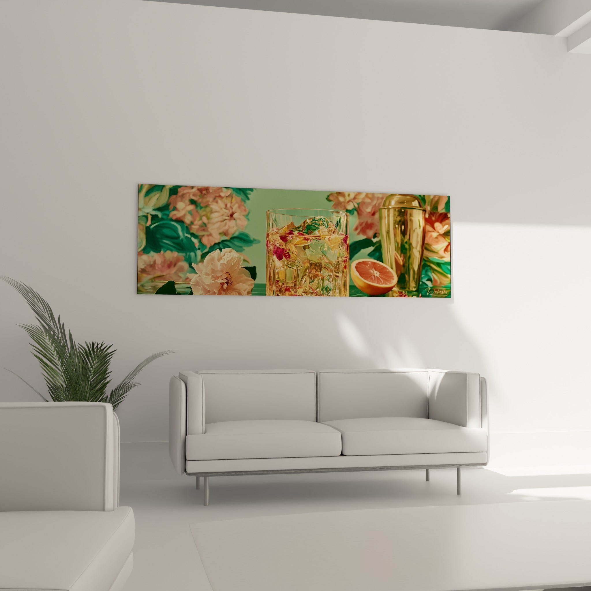 Fleurs roses et blanches encadrant un verre ambré, au-dessus d'un canapé dans un salon lumineux