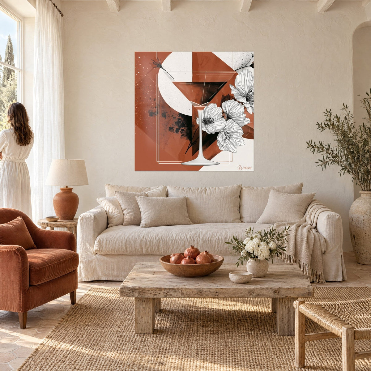 Tableau martini translucide, fleurs blanches au trait noir, terracotta et ivoire, au-dessus d'un canapé dans un salon lumineux