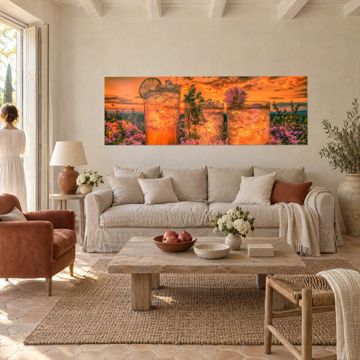 Tableau trois verres glacés ambre, rose et cristal sous un ciel orangé, lavande violette, deux personnes de dos, au-dessus d'un canapé dans un salon lumineux