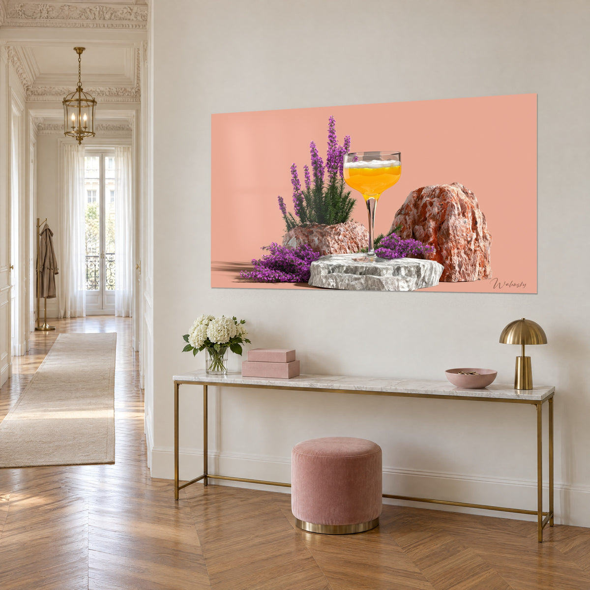 Gemälde goldener Cocktail im Glas, rostfarbene Felsen und violettes Heidekraut auf lachsfarbenem Hintergrund, Dreiviertelansicht über einer goldenen Konsole