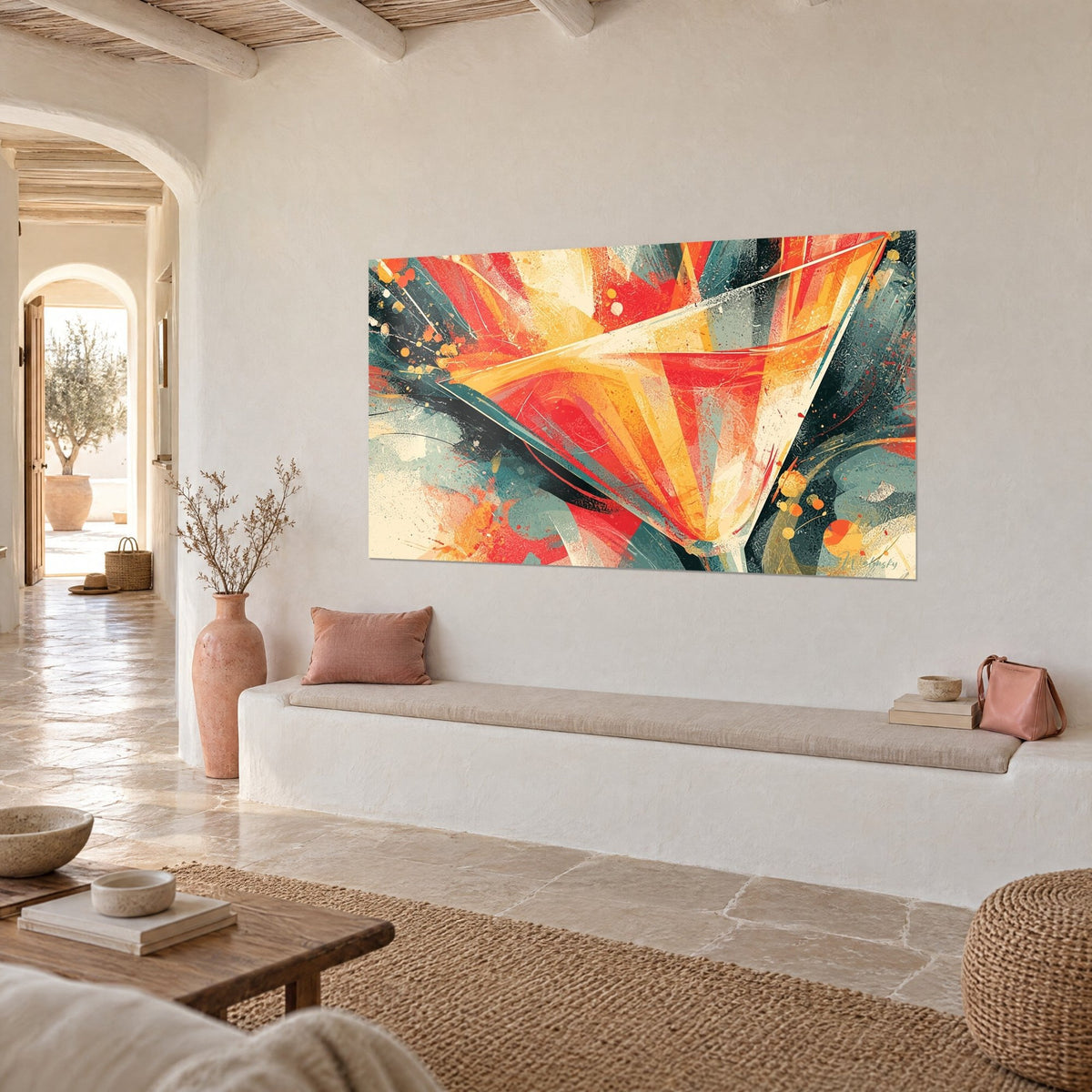 Tableau coupe de cocktail triangulaire aux éclaboussures corail et turquoise, vue de trois-quarts sur un mur de chaux, banquette blanche