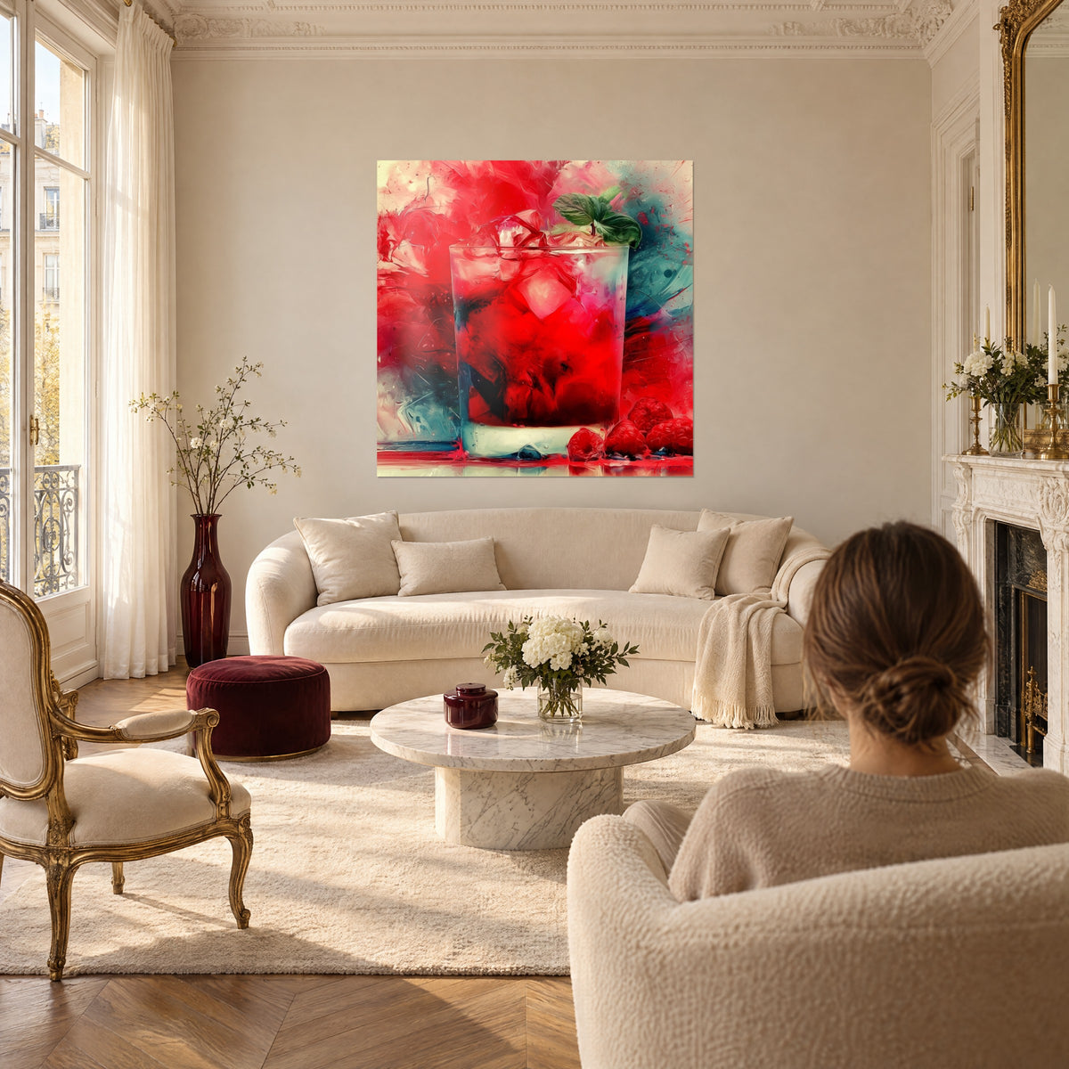 Tableau cocktail rouge vif aux glaçons et feuille de menthe, éclaboussures bleu canard, au-dessus d'un canapé dans un salon lumineux