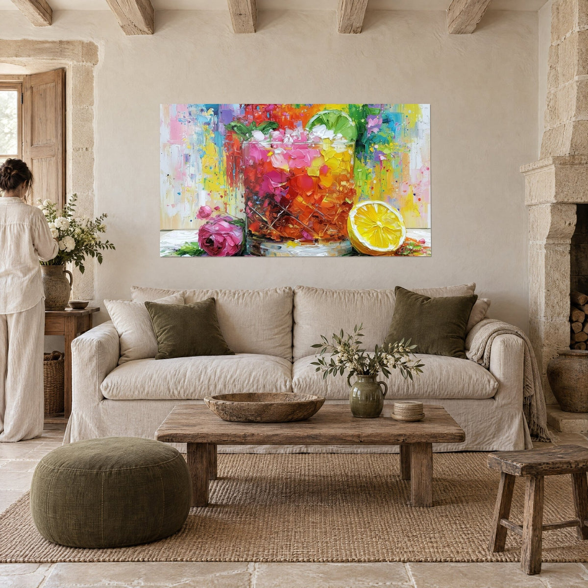 Tableau cocktail rouge et rose dans un verre, citron jaune tranché et rose en coin, au-dessus d'un canapé dans un salon lumineux