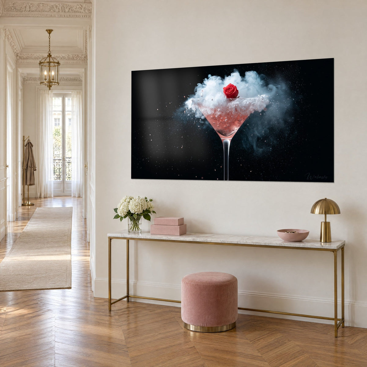Gemälde eines rosé Cocktails unter einer Dampfwolke, scharlachrote Rose auf schwarzem Grund, nahe einer goldenen Haussmann-Konsole