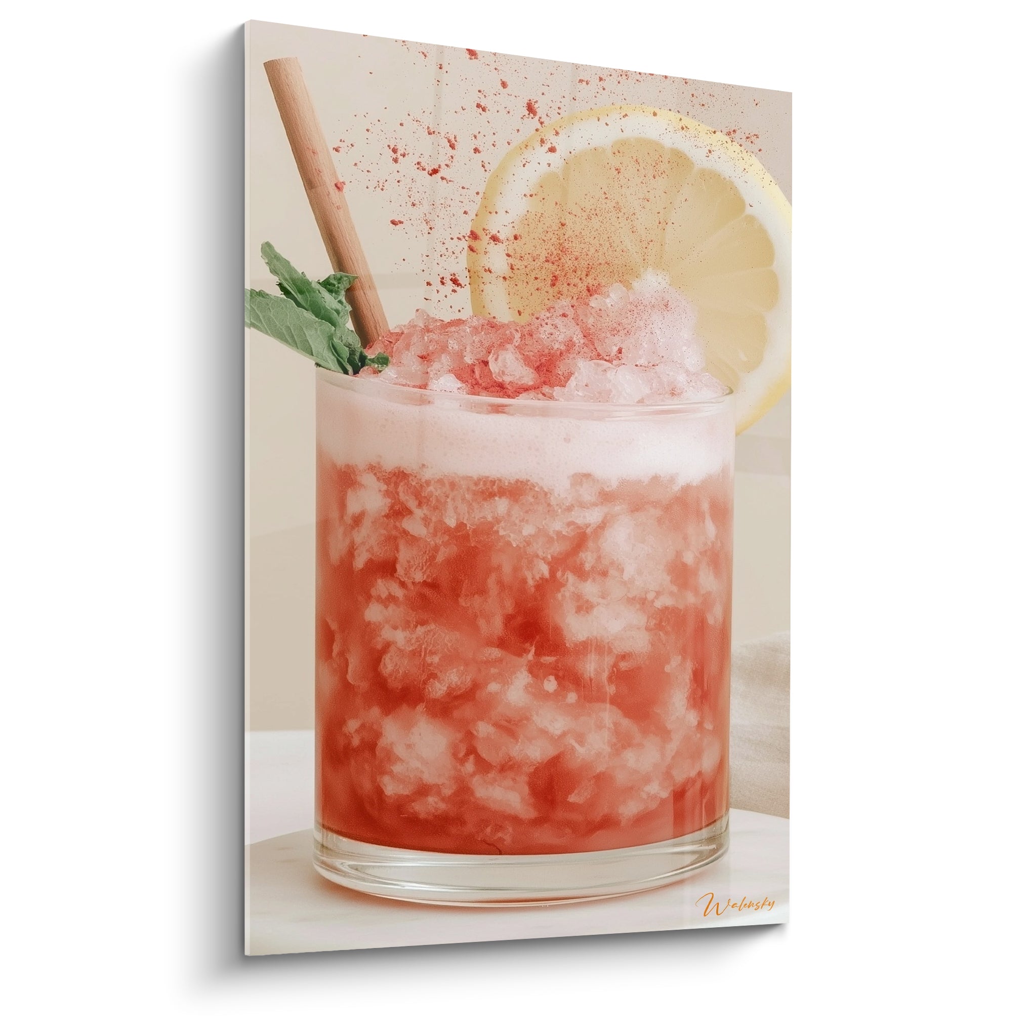 Cocktail rouge corail glacé garni de citron jaune et menthe verte fraîche