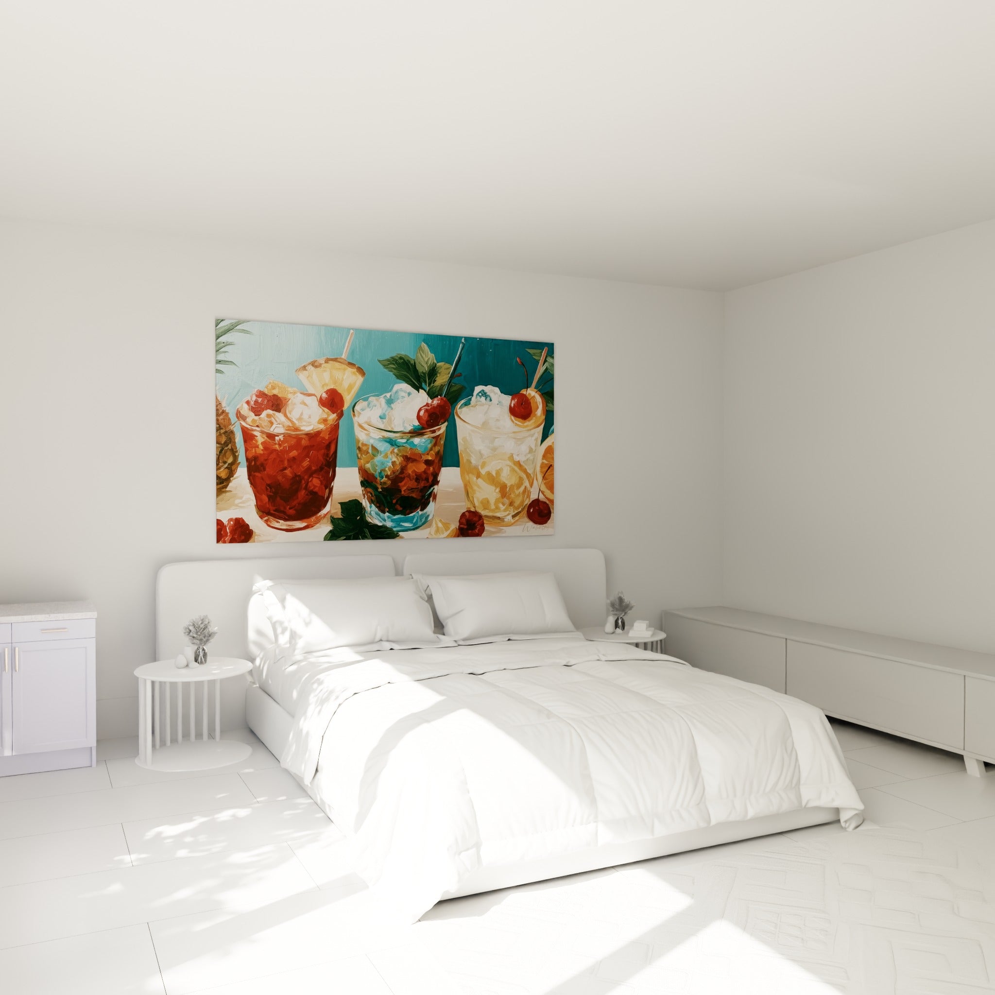 Cocktails colorés en rouge et doré, glaçons blancs, au-dessus d'un lit dans une chambre claire