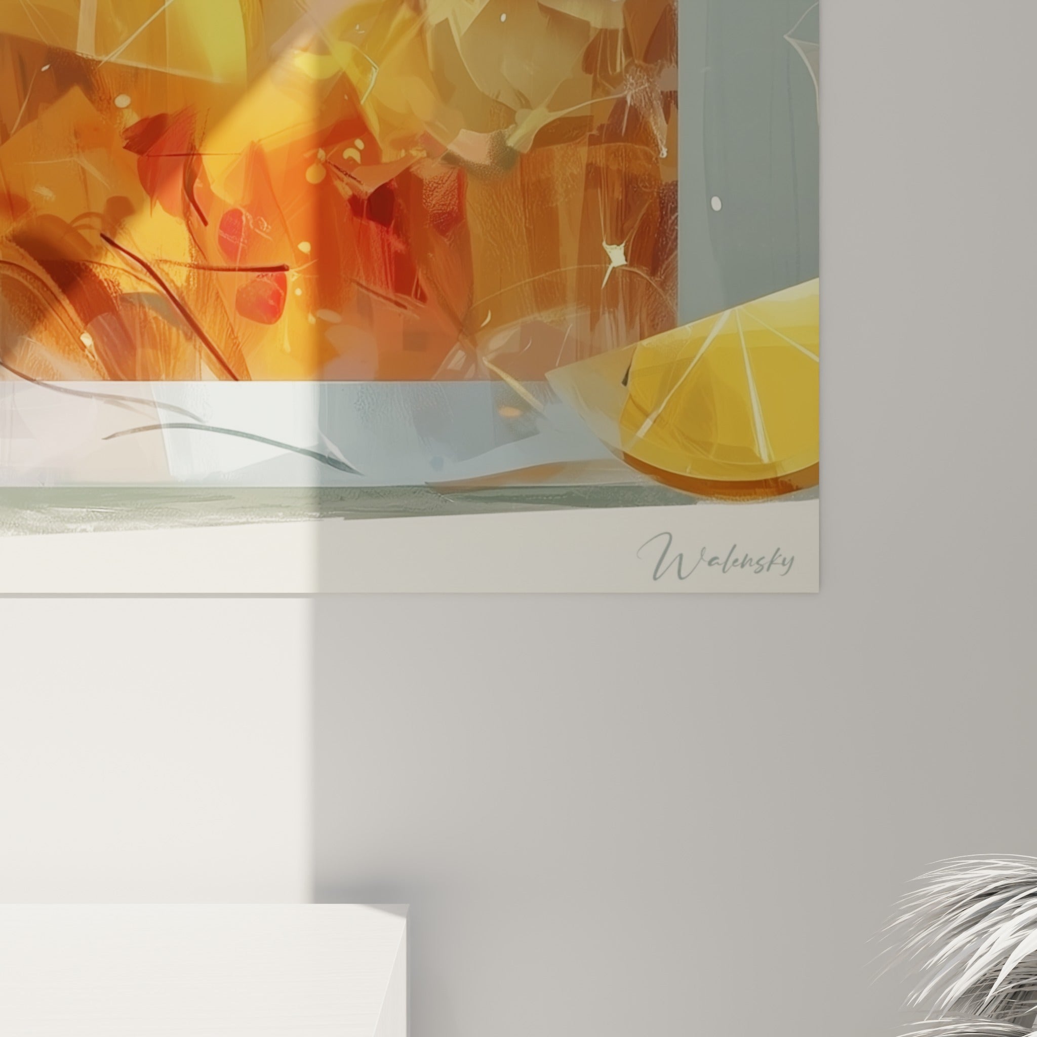 Détail du verre ambré montrant glaçons translucides, zestes dorés et coulures rose corail des pétales