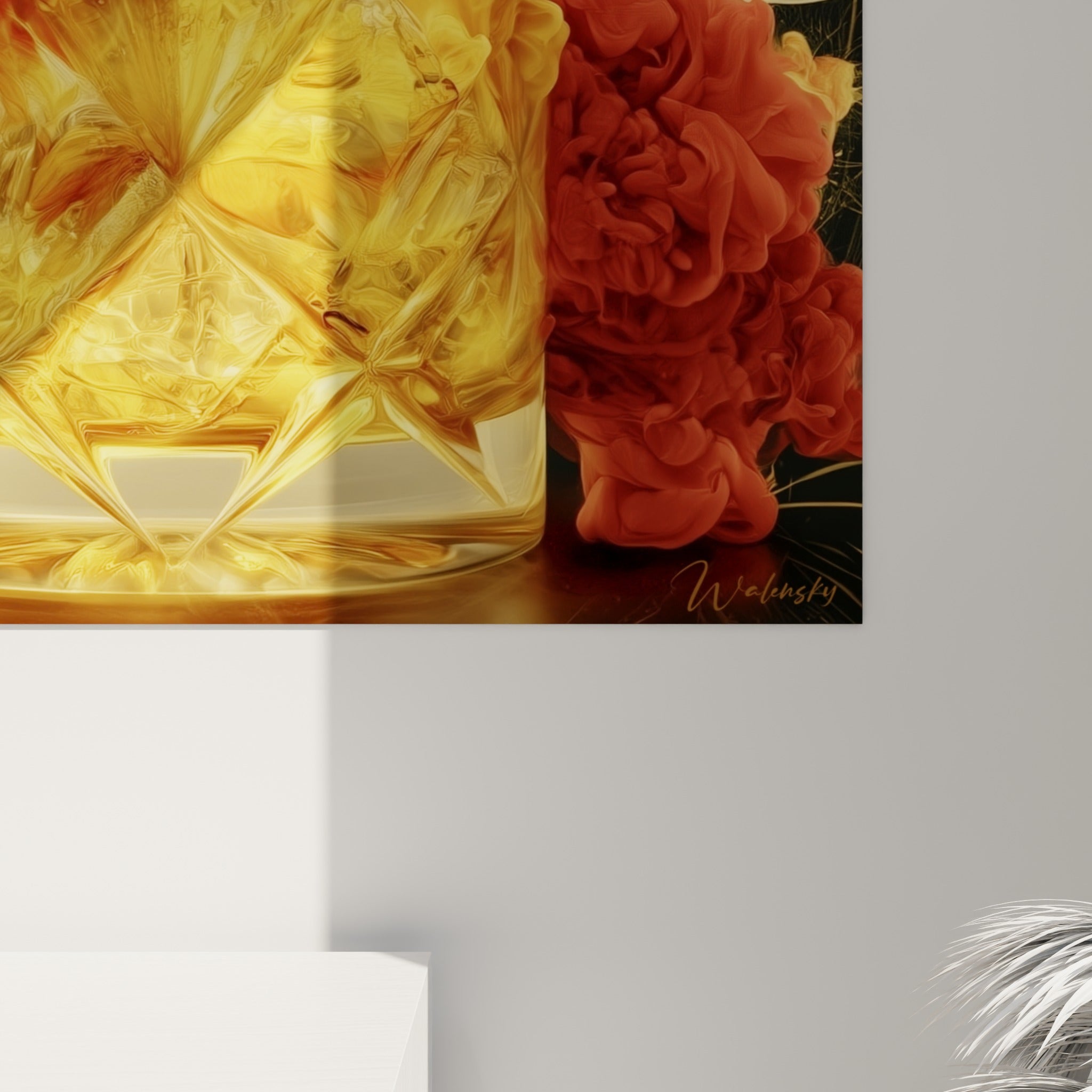 Grain et reflets du verre en cristal taillé, glaçons scintillants et fumées orangées du tableau Cocktail