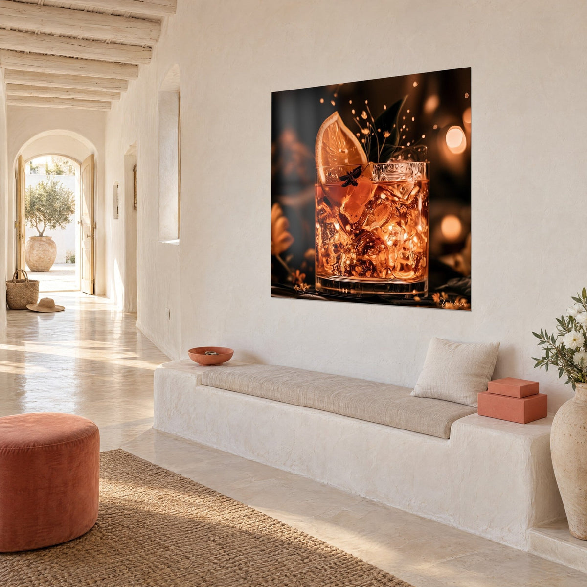 Tableau boisson orangée aux glaçons givrés, anis étoilé noir et bokeh dorés, vue de trois-quarts sur un mur blanc chaulé