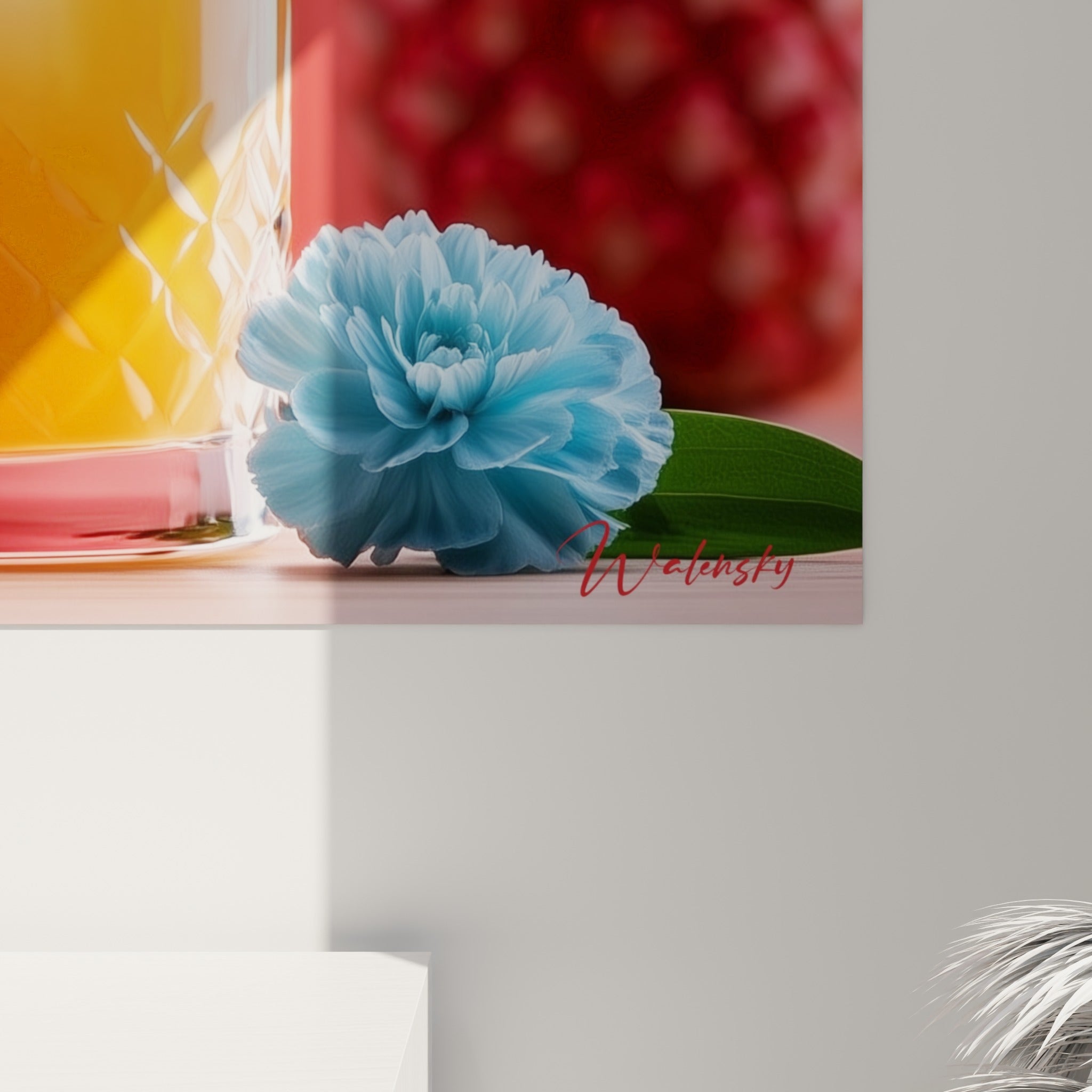 Détail du verre ciselé et des glaçons givrés, nuances ambrées et bleu pastel en gros plan