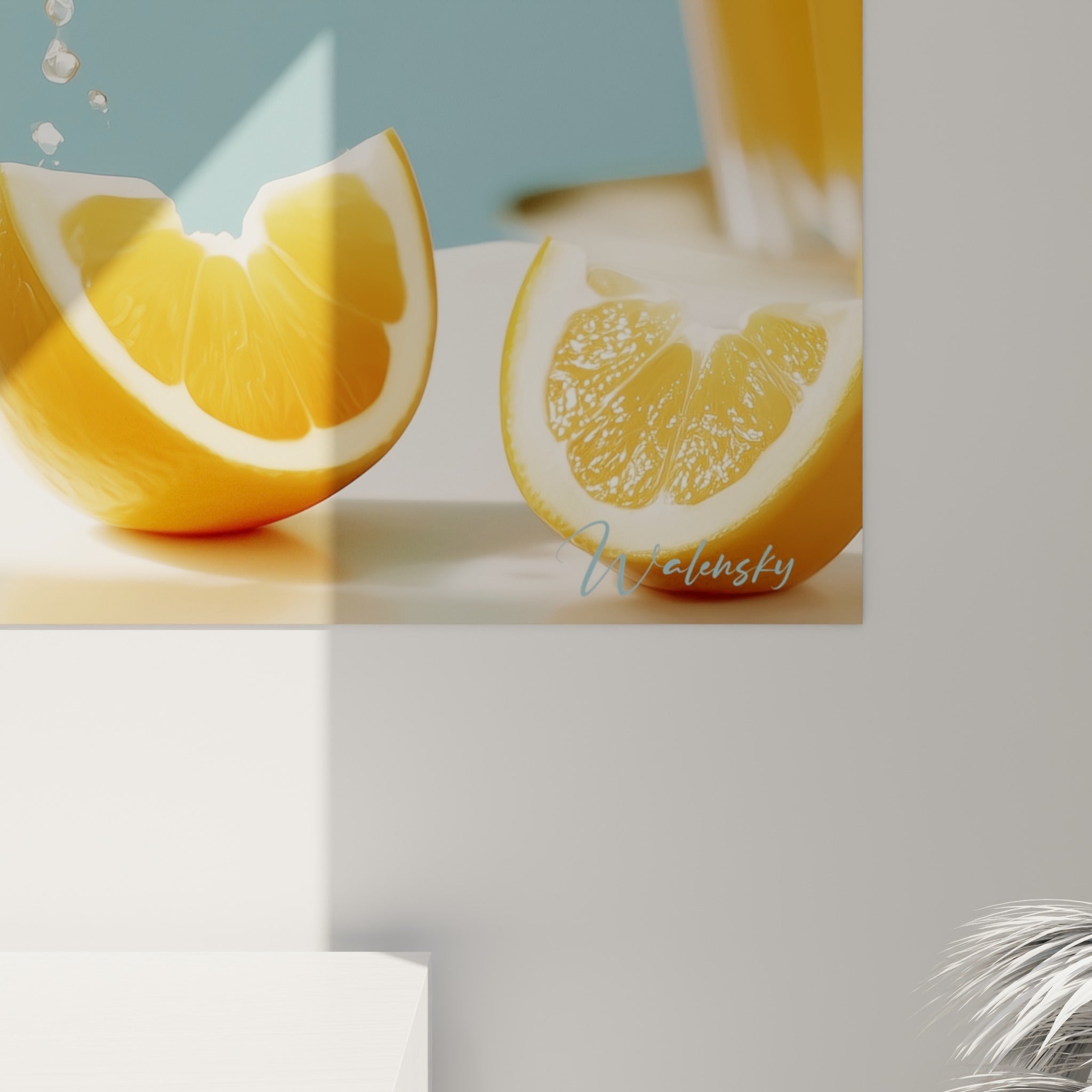 Détail de l'impression montrant les gouttelettes translucides et les reflets orangés du cocktail éclaboussé