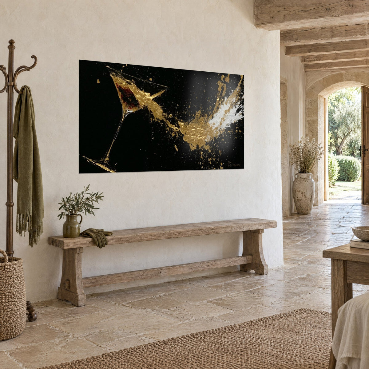 Tableau cocktail explosif en dorures épaisses et traînée blanche sur fond noir, sur un mur de pierre, vue de trois-quarts