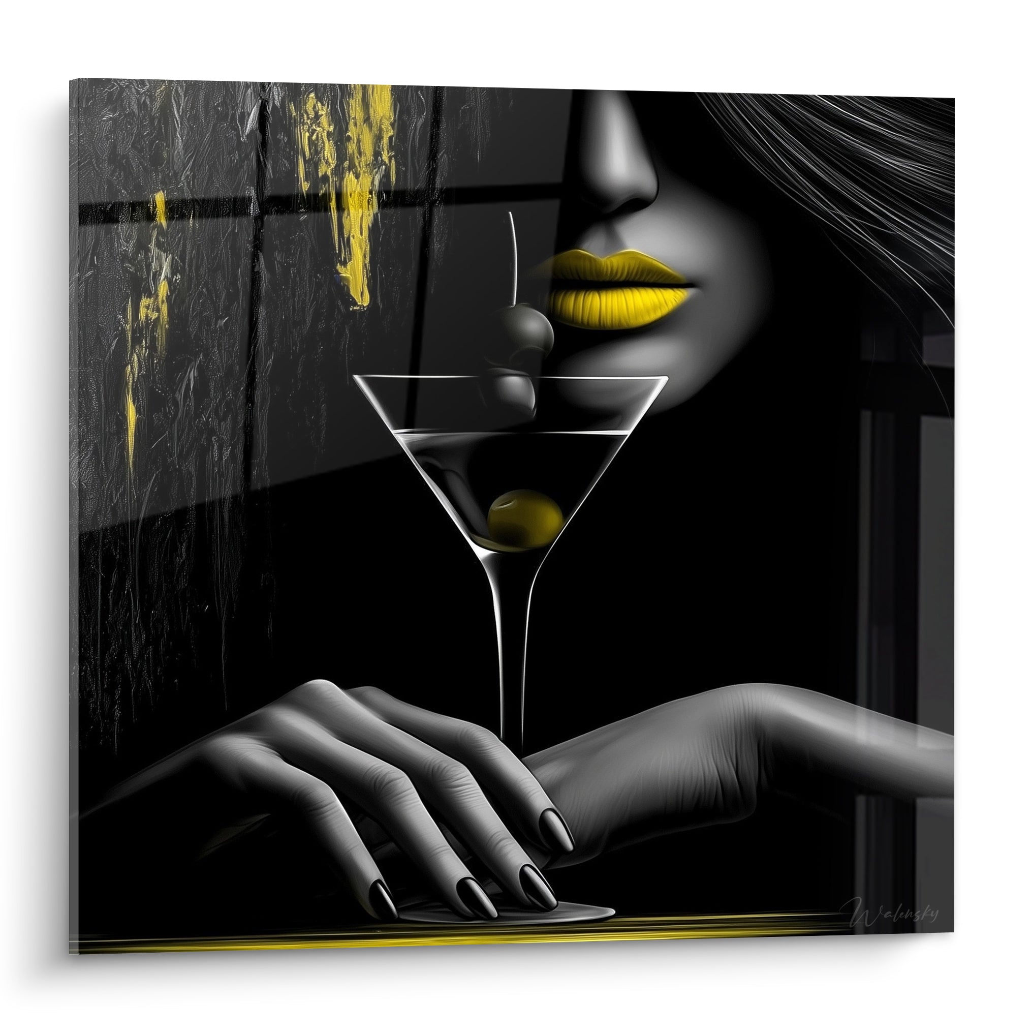 Femme aux lèvres jaune vif tenant un verre à martini noir et gris, tableau cocktail nocturne