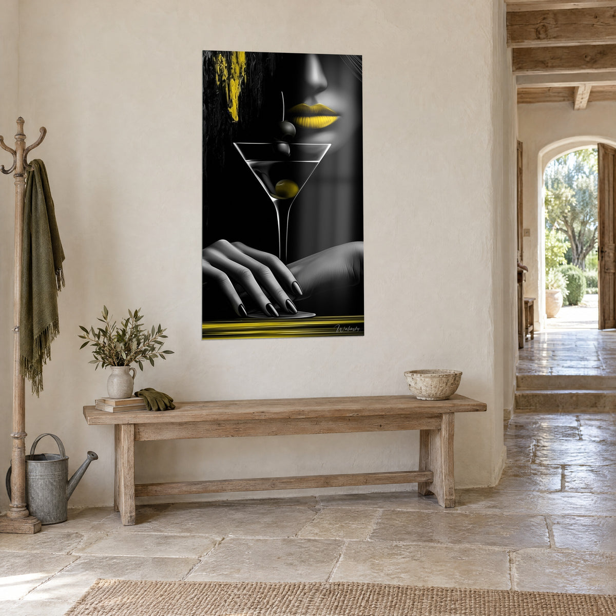 Tableau cocktail cristallin, mains grises aux ongles noirs sur fond sombre et touches jaune moutarde, couloir de pierre en perspective